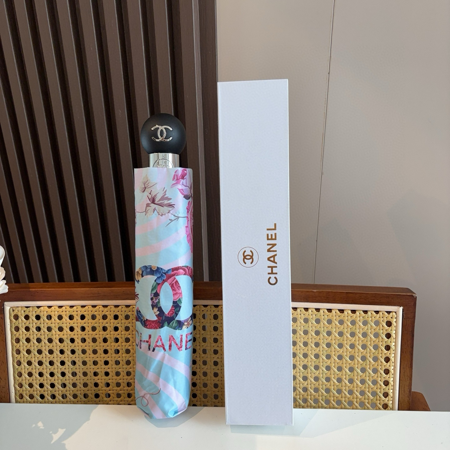  CHANEL（香奈儿）三折自动折叠晴雨伞 集合香奈儿灵魂LOGO为一体的设计风格高雅奢华 带在身上带来