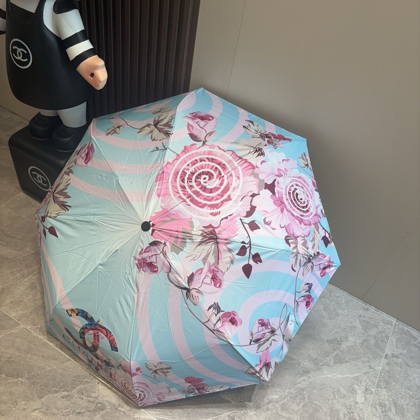  CHANEL（香奈儿）三折自动折叠晴雨伞 集合香奈儿灵魂LOGO为一体的设计风格高雅奢华 带在身上带来
