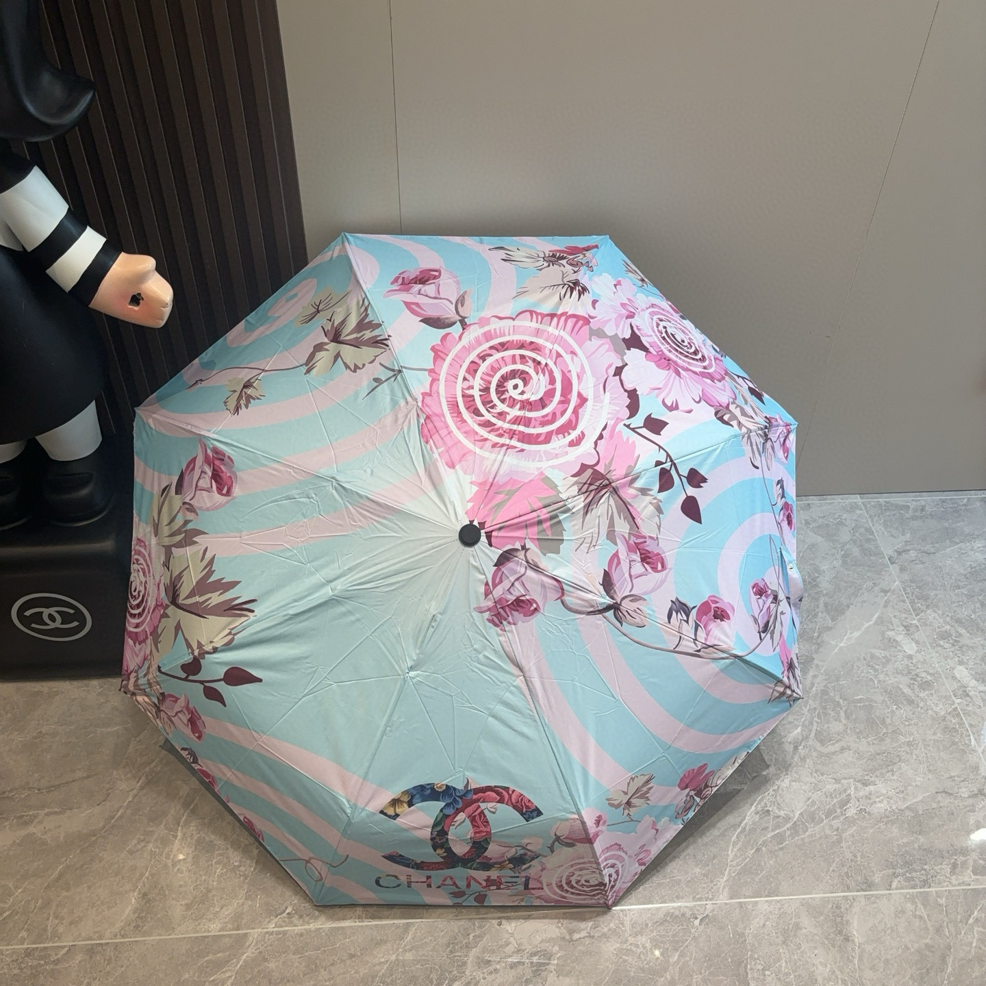  CHANEL（香奈儿）三折自动折叠晴雨伞 集合香奈儿灵魂LOGO为一体的设计风格高雅奢华 带在身上带来