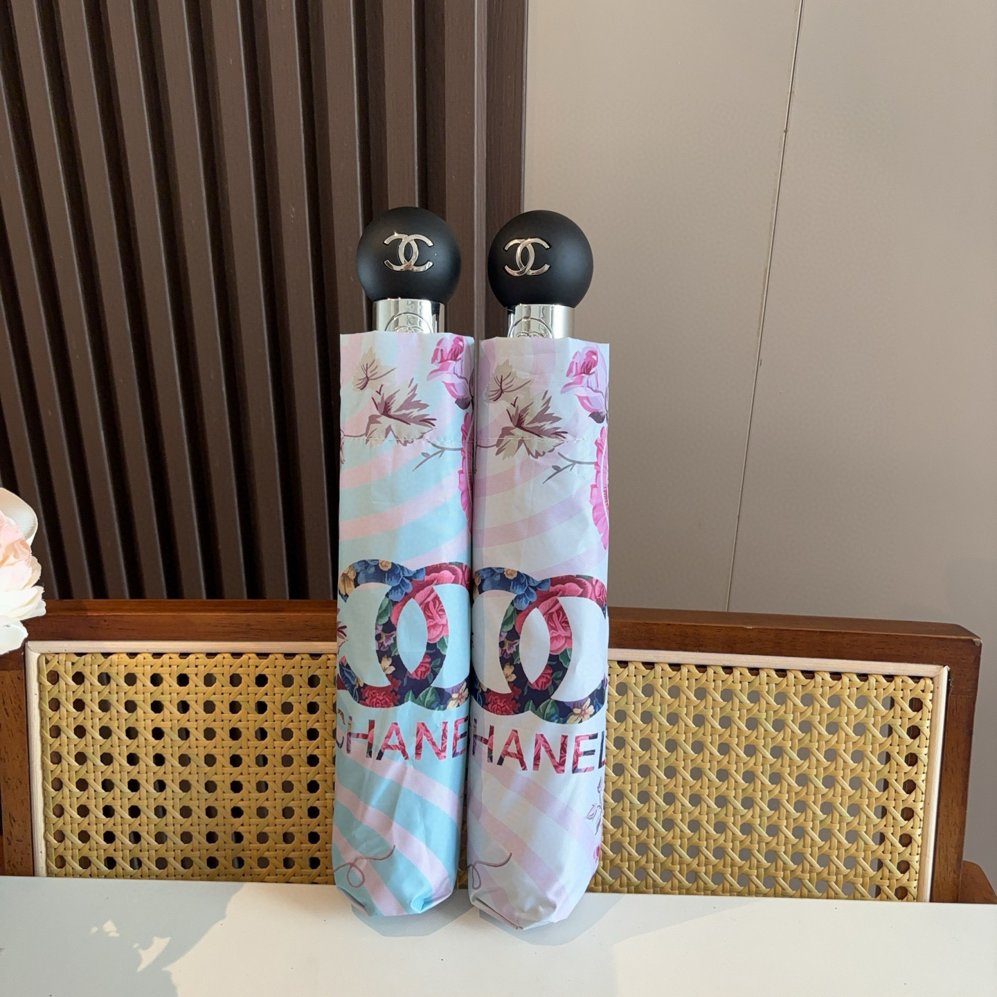  CHANEL（香奈儿）三折自动折叠晴雨伞 集合香奈儿灵魂LOGO为一体的设计风格高雅奢华 带在身上带来