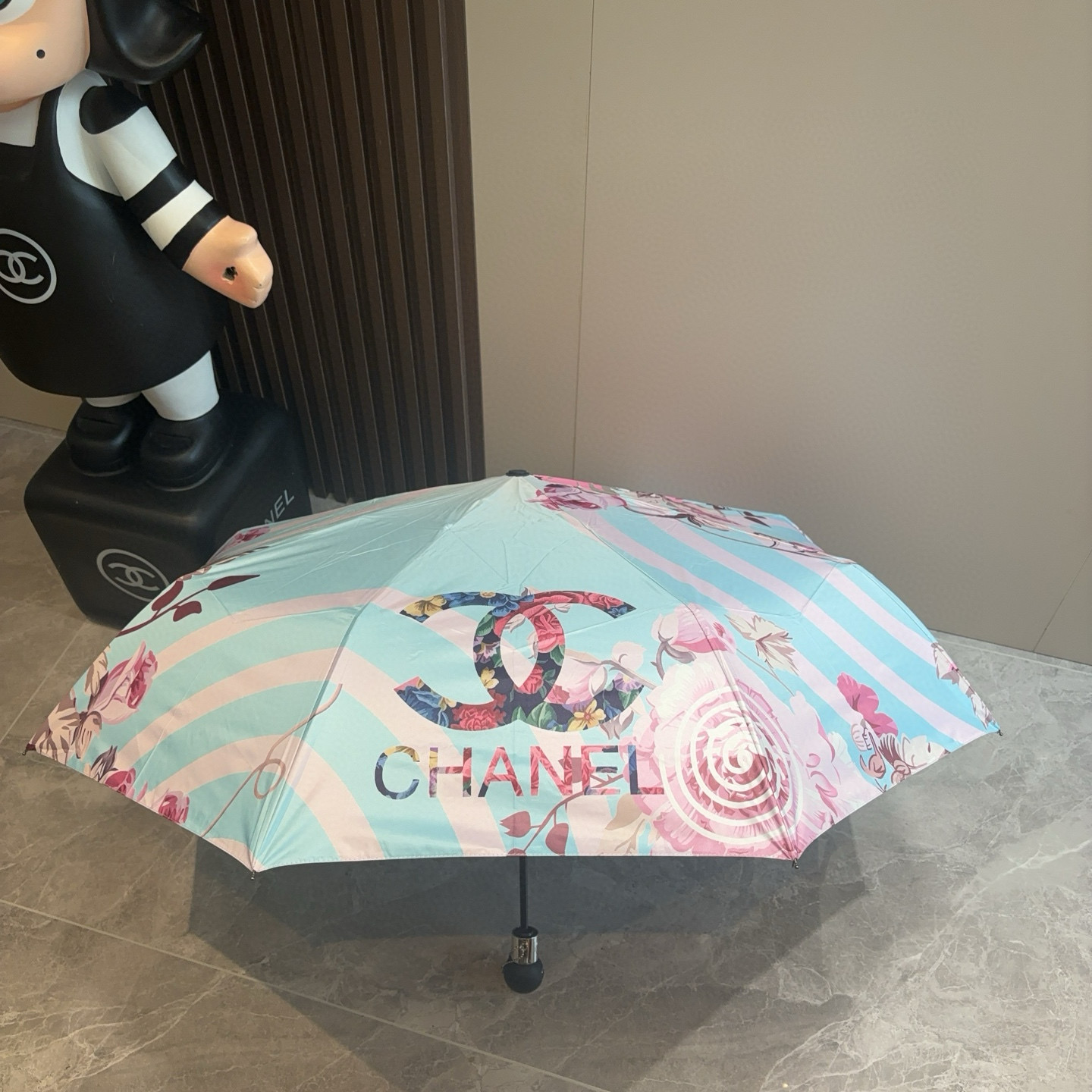  CHANEL（香奈儿）三折自动折叠晴雨伞 集合香奈儿灵魂LOGO为一体的设计风格高雅奢华 带在身上带来