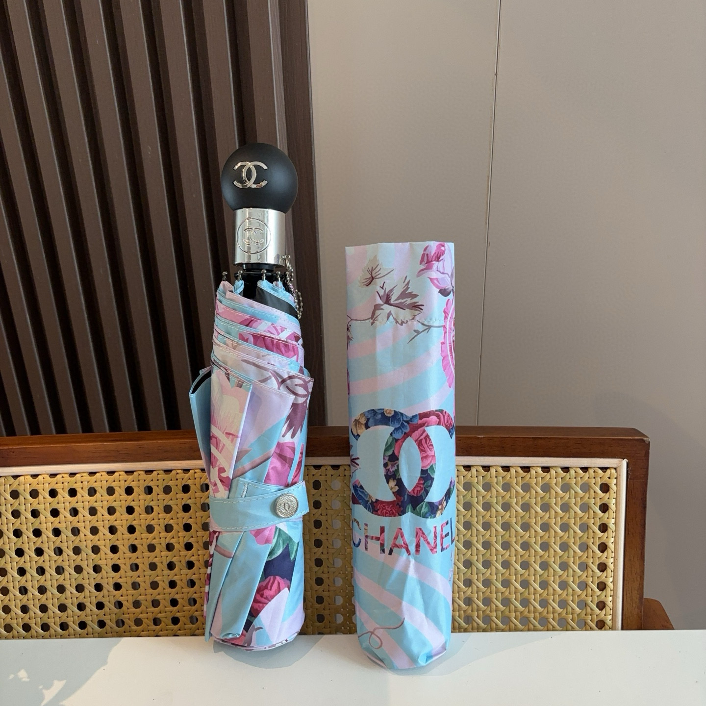  CHANEL（香奈儿）三折自动折叠晴雨伞 集合香奈儿灵魂LOGO为一体的设计风格高雅奢华 带在身上带来