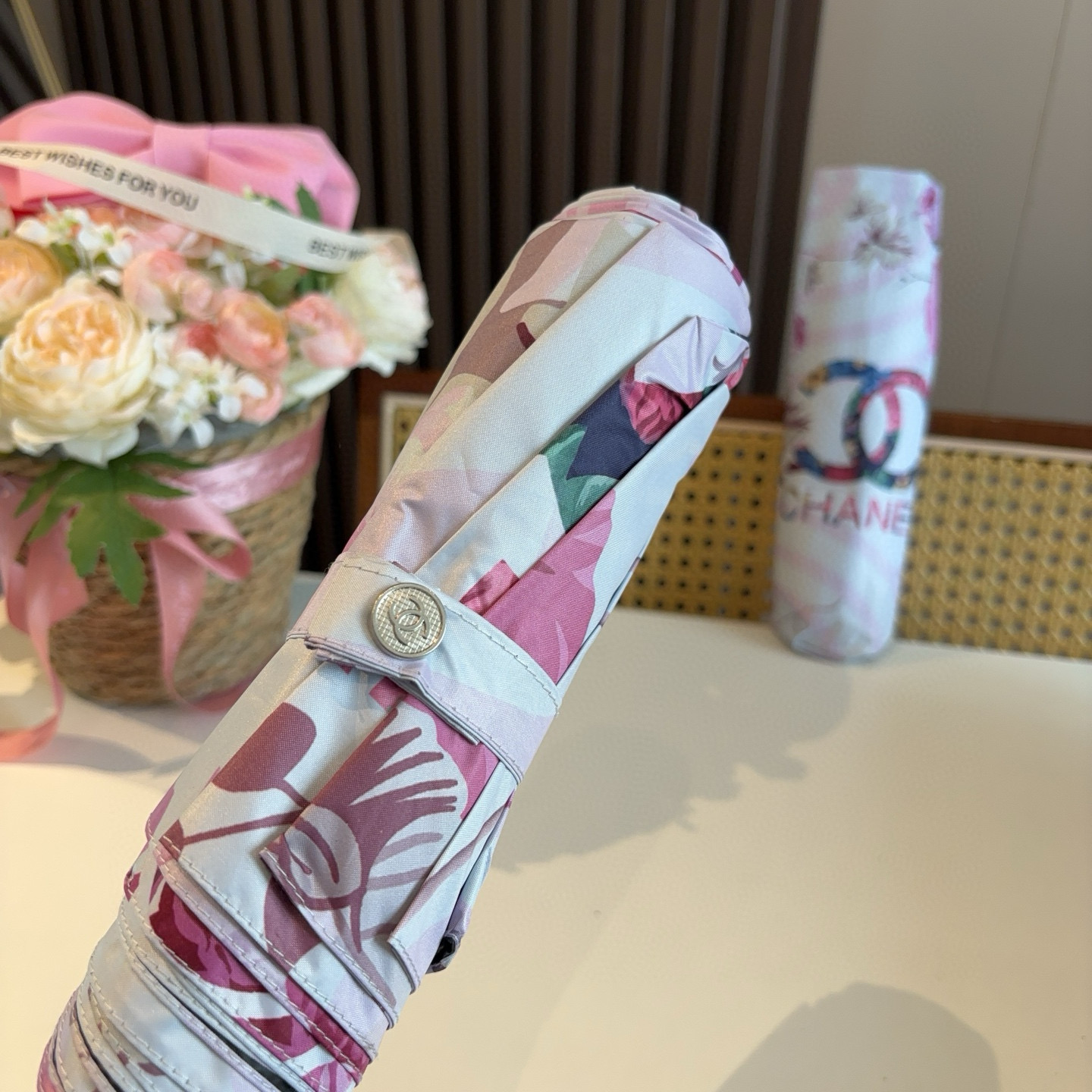  CHANEL（香奈儿）三折自动折叠晴雨伞 集合香奈儿灵魂LOGO为一体的设计风格高雅奢华 带在身上带来