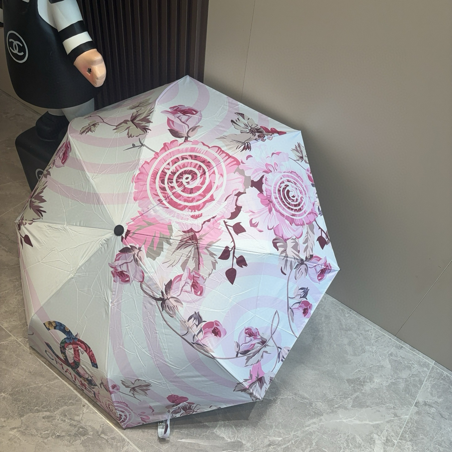  CHANEL（香奈儿）三折自动折叠晴雨伞 集合香奈儿灵魂LOGO为一体的设计风格高雅奢华 带在身上带来