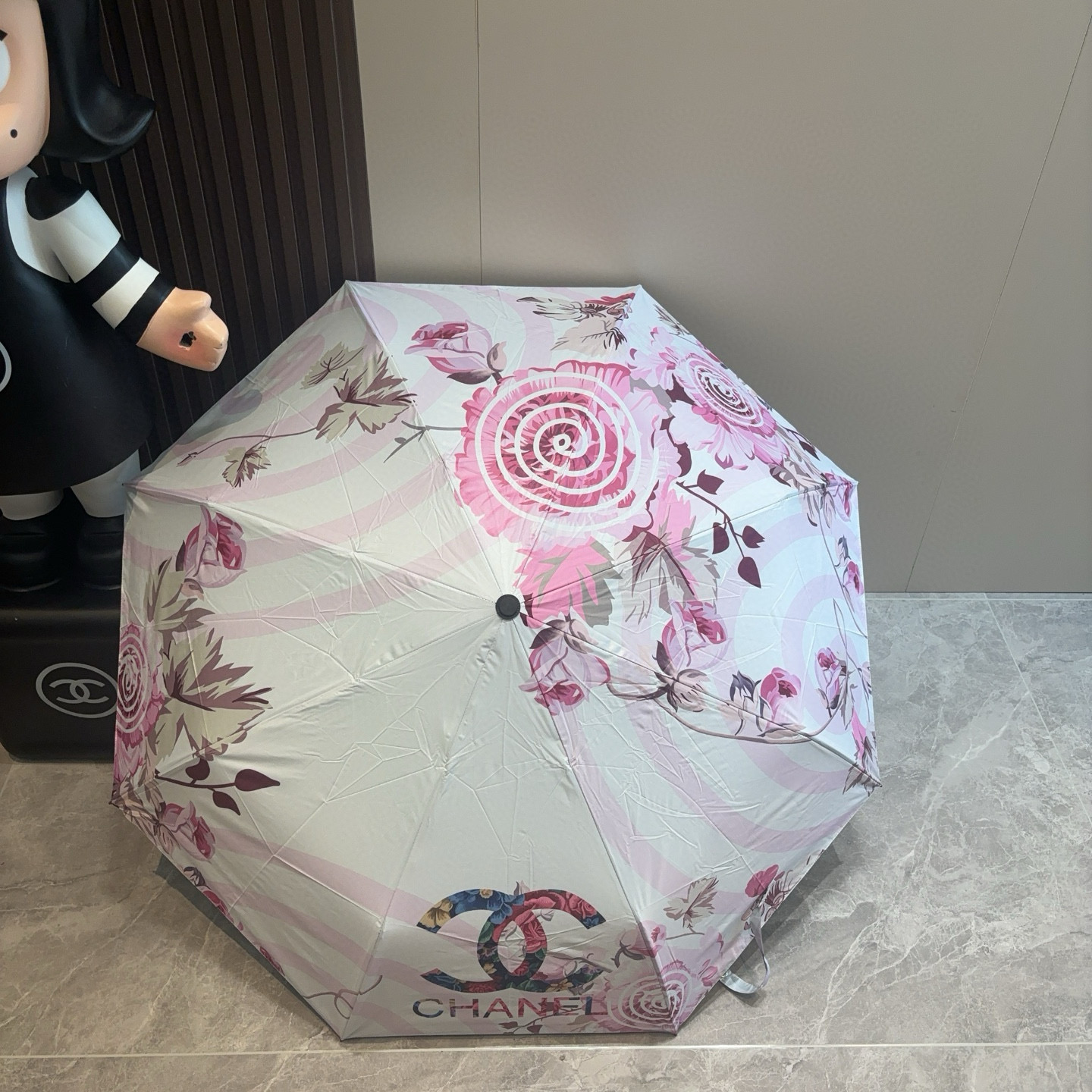  CHANEL（香奈儿）三折自动折叠晴雨伞 集合香奈儿灵魂LOGO为一体的设计风格高雅奢华 带在身上带来