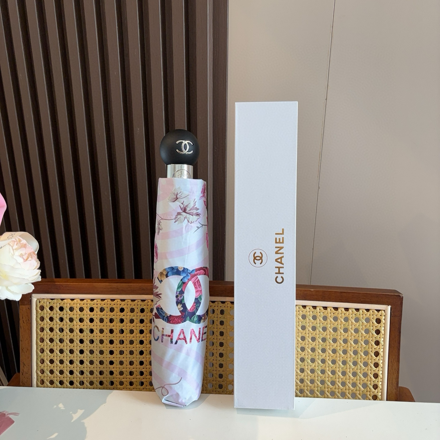  CHANEL（香奈儿）三折自动折叠晴雨伞 集合香奈儿灵魂LOGO为一体的设计风格高雅奢华 带在身上带来