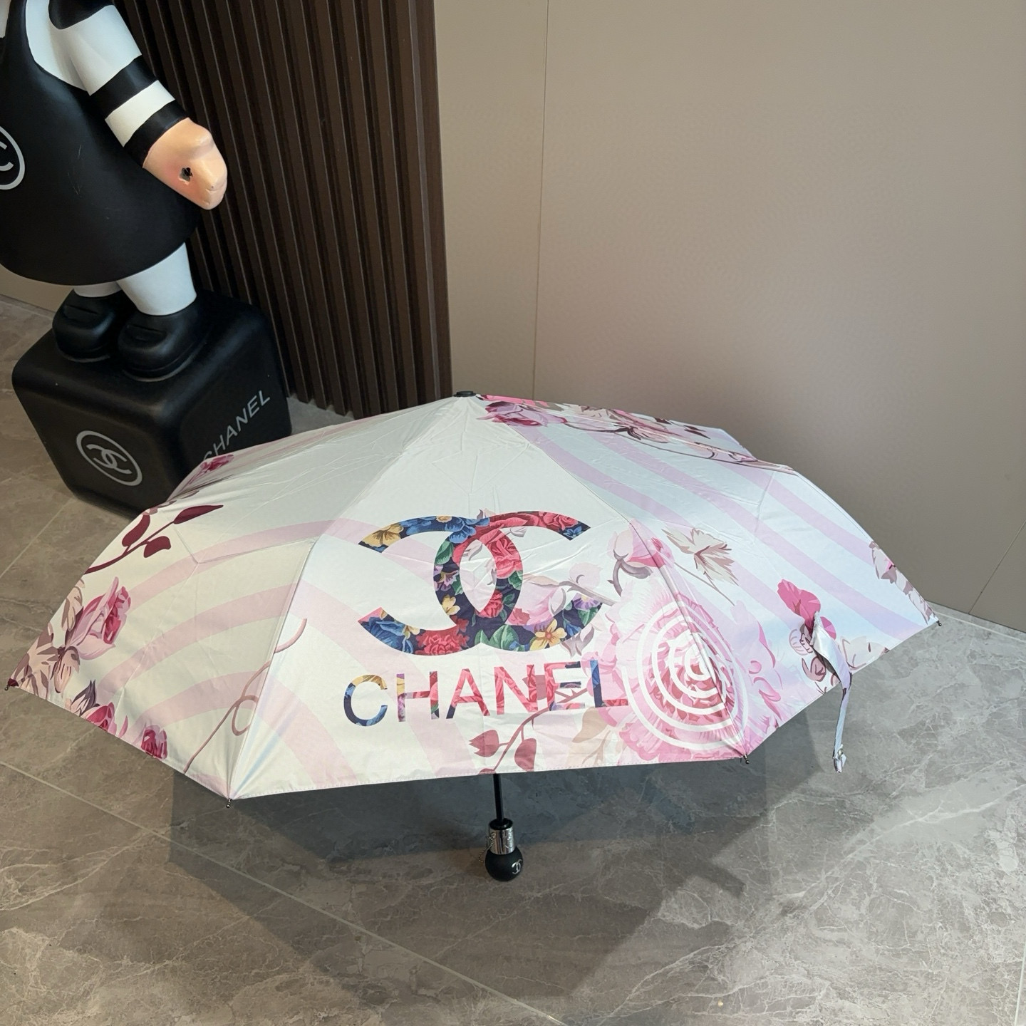  CHANEL（香奈儿）三折自动折叠晴雨伞 集合香奈儿灵魂LOGO为一体的设计风格高雅奢华 带在身上带来