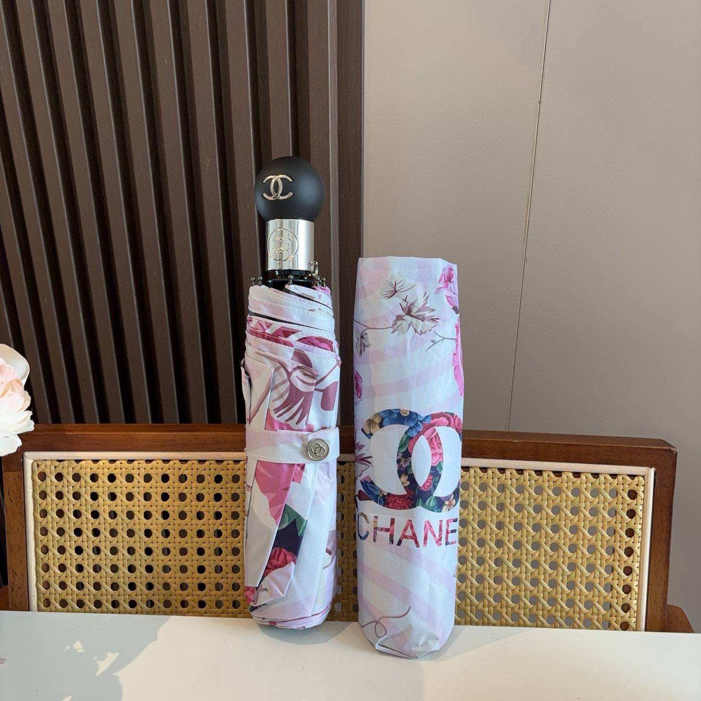  CHANEL（香奈儿）三折自动折叠晴雨伞 集合香奈儿灵魂LOGO为一体的设计风格高雅奢华 带在身上带来