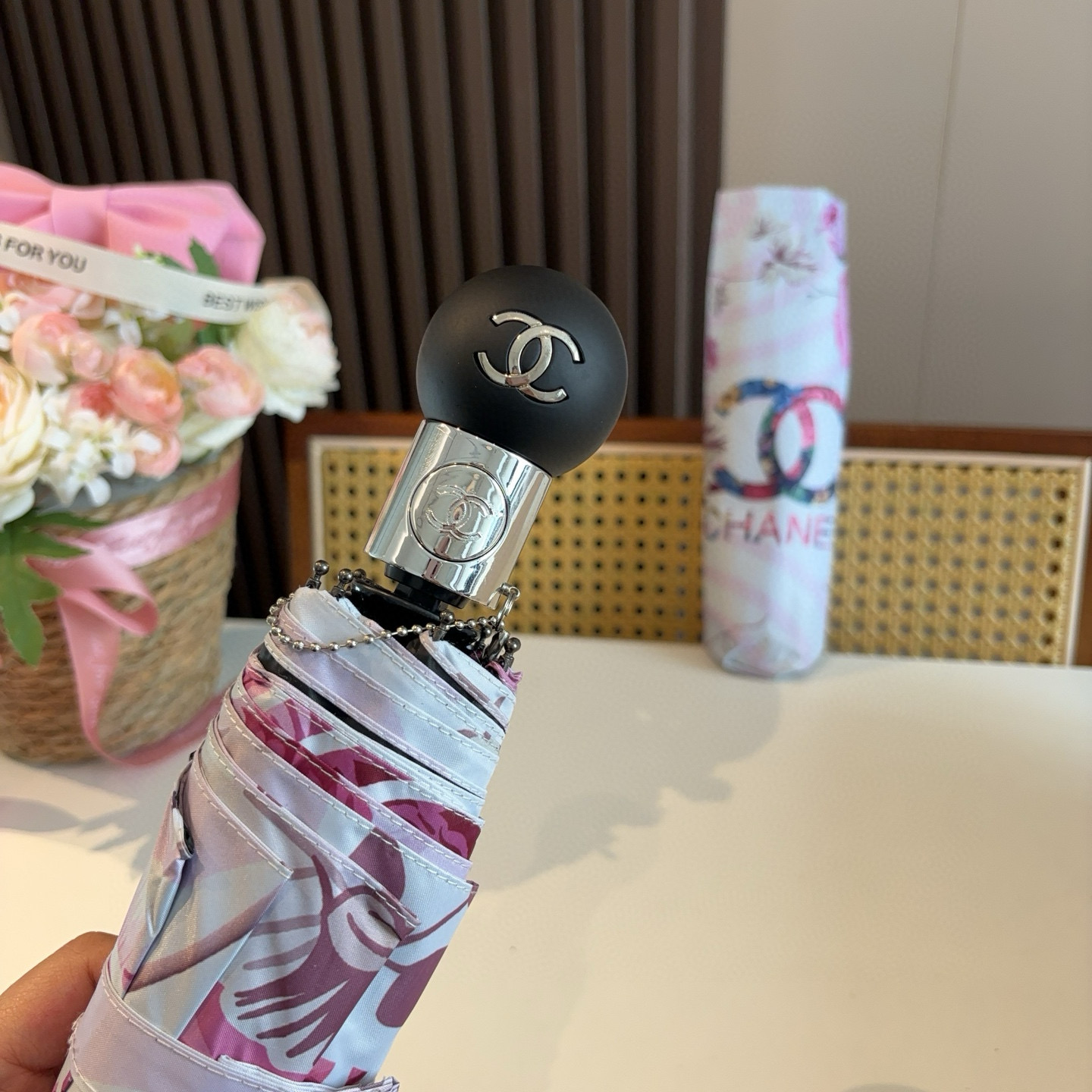  CHANEL（香奈儿）三折自动折叠晴雨伞 集合香奈儿灵魂LOGO为一体的设计风格高雅奢华 带在身上带来