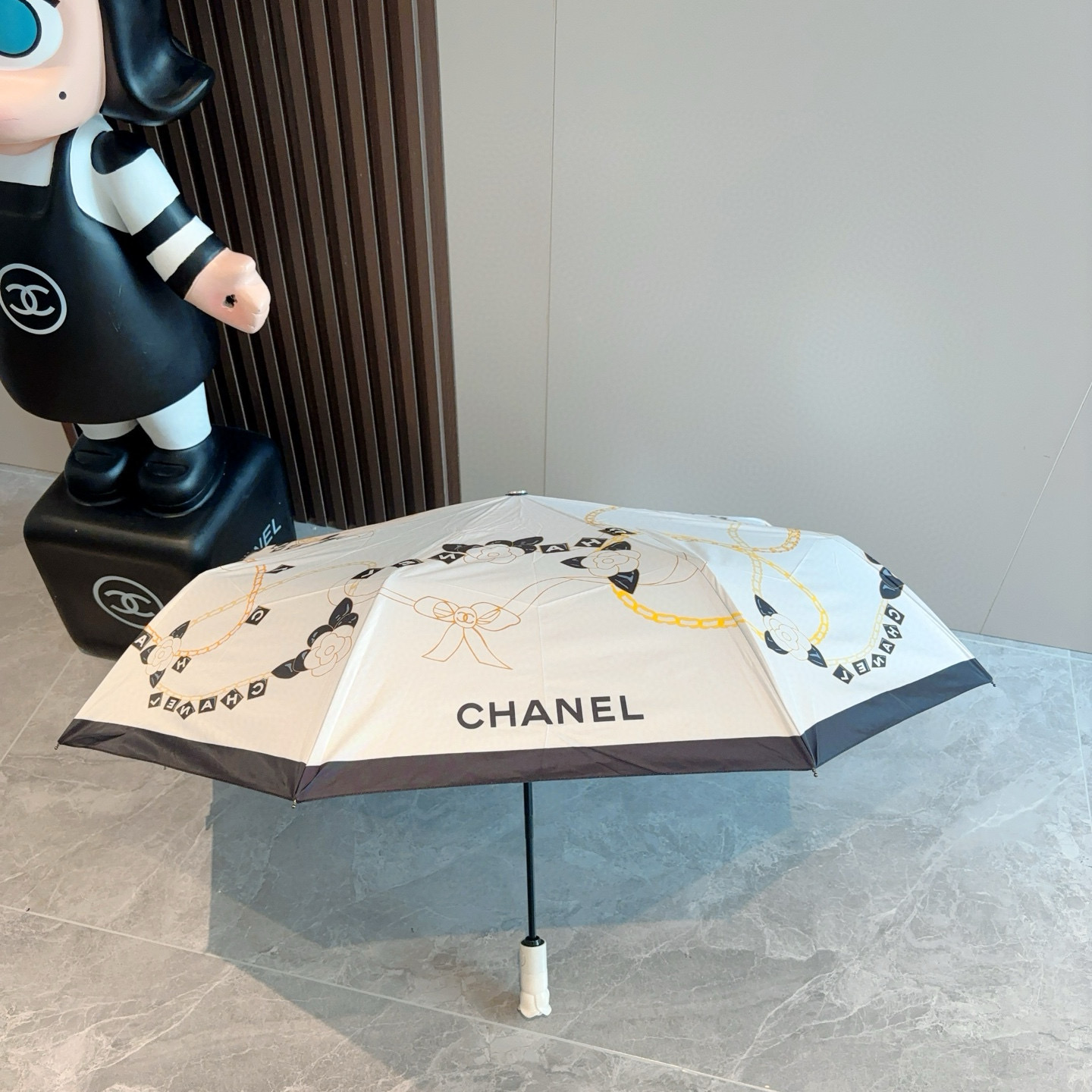  CHANEL（香奈儿）玫瑰柄 三折自动折叠晴雨伞 集合香奈儿灵魂LOGO为一体的设计风格高雅奢华 带在