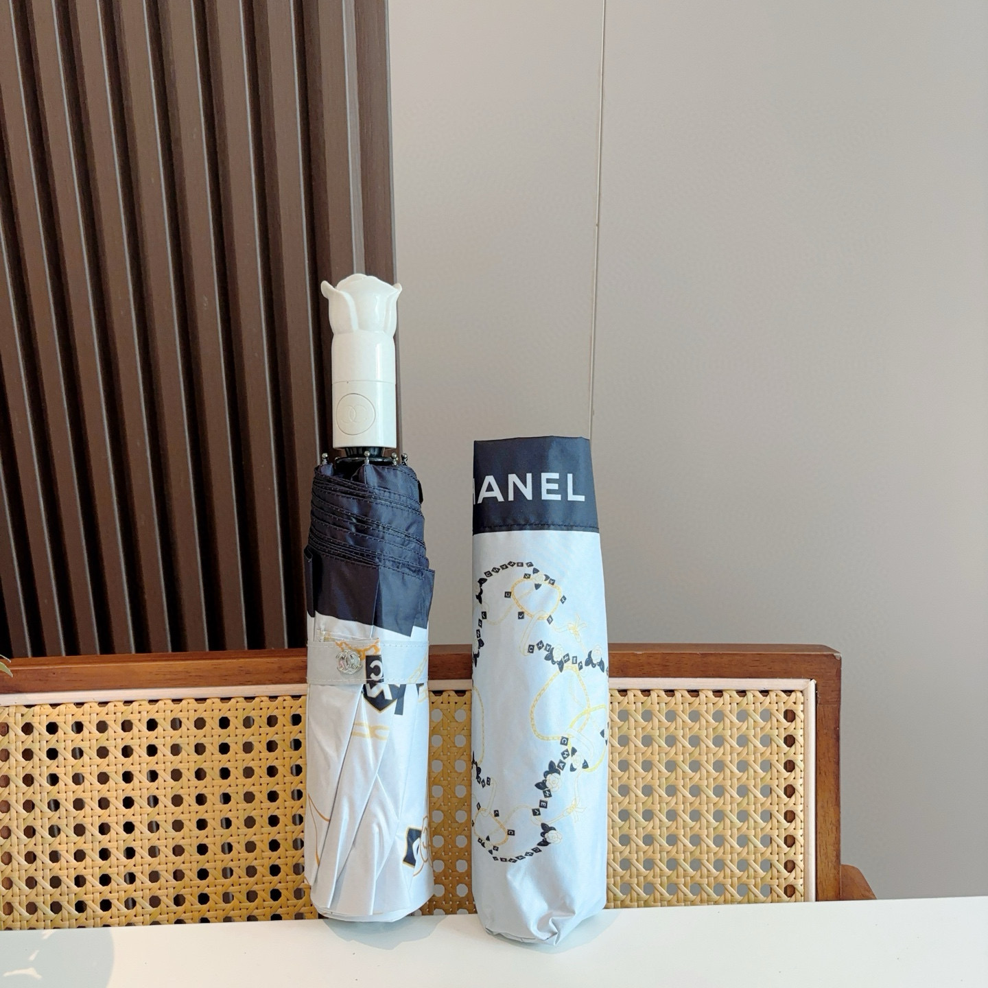  CHANEL（香奈儿）玫瑰柄 三折自动折叠晴雨伞 集合香奈儿灵魂LOGO为一体的设计风格高雅奢华 带在