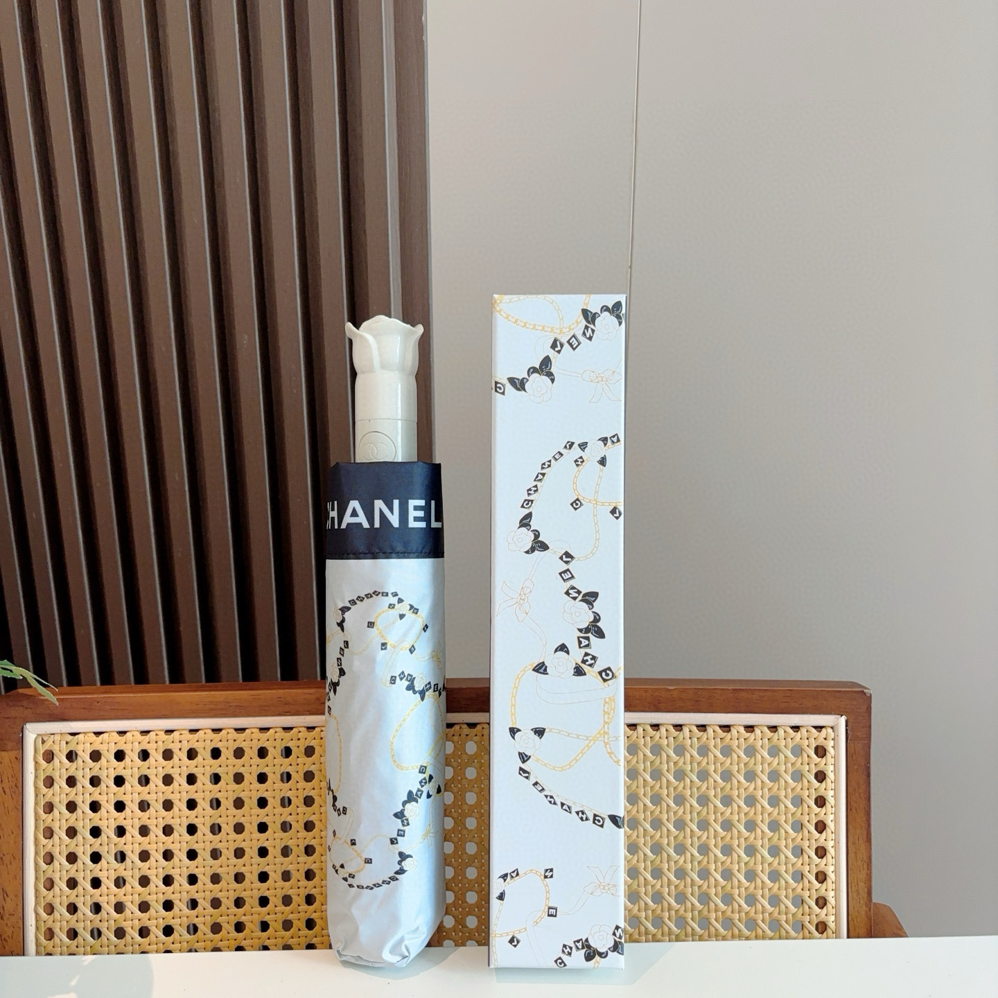  CHANEL（香奈儿）玫瑰柄 三折自动折叠晴雨伞 集合香奈儿灵魂LOGO为一体的设计风格高雅奢华 带在
