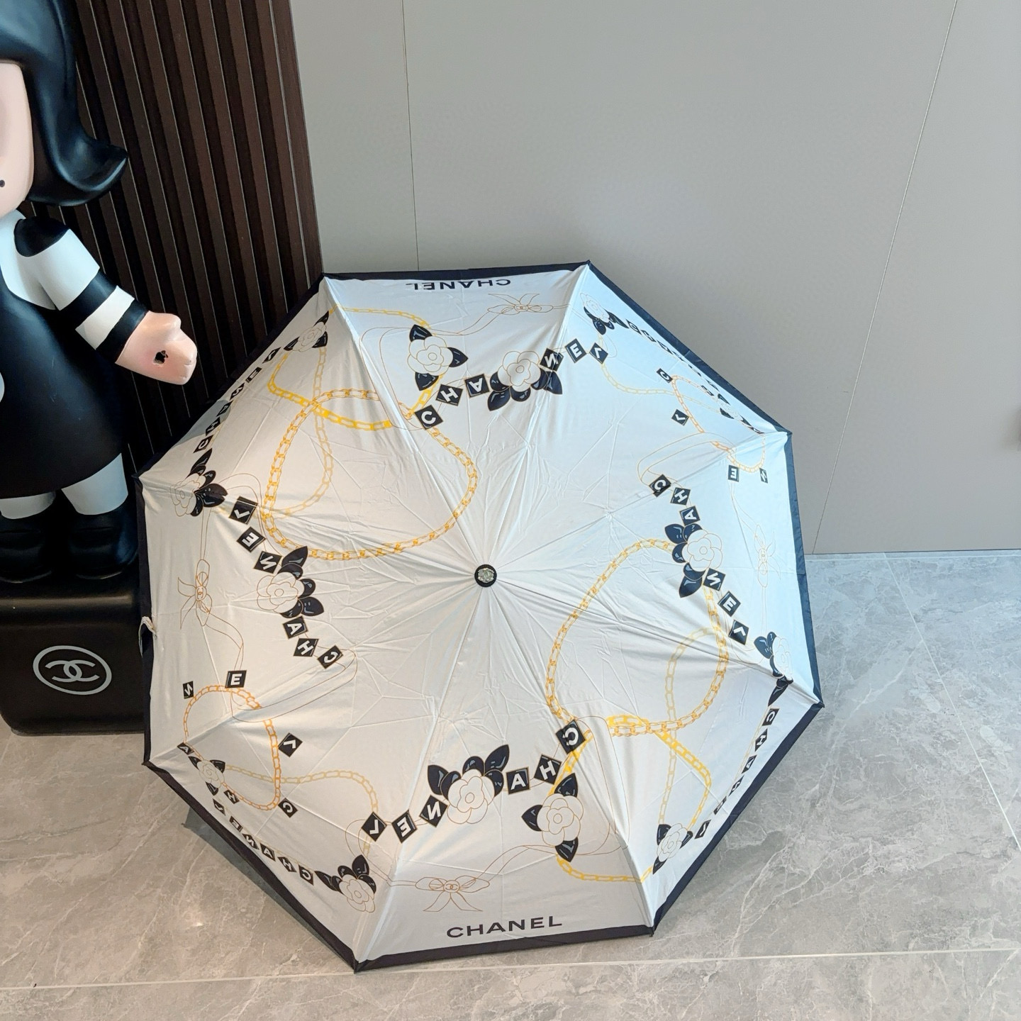 CHANEL（香奈儿）玫瑰柄 三折自动折叠晴雨伞 集合香奈儿灵魂LOGO为一体的设计风格高雅奢华 带在