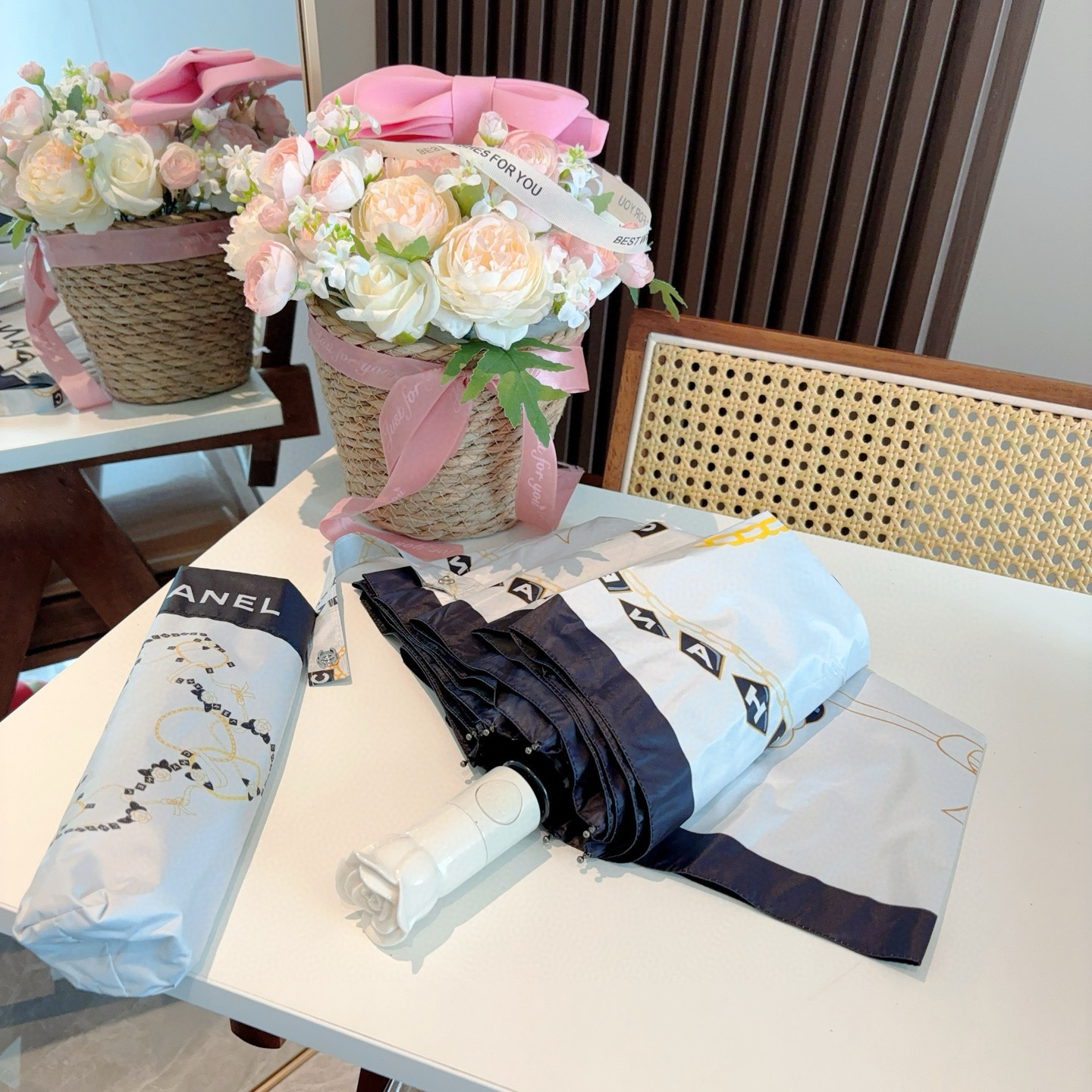  CHANEL（香奈儿）玫瑰柄 三折自动折叠晴雨伞 集合香奈儿灵魂LOGO为一体的设计风格高雅奢华 带在