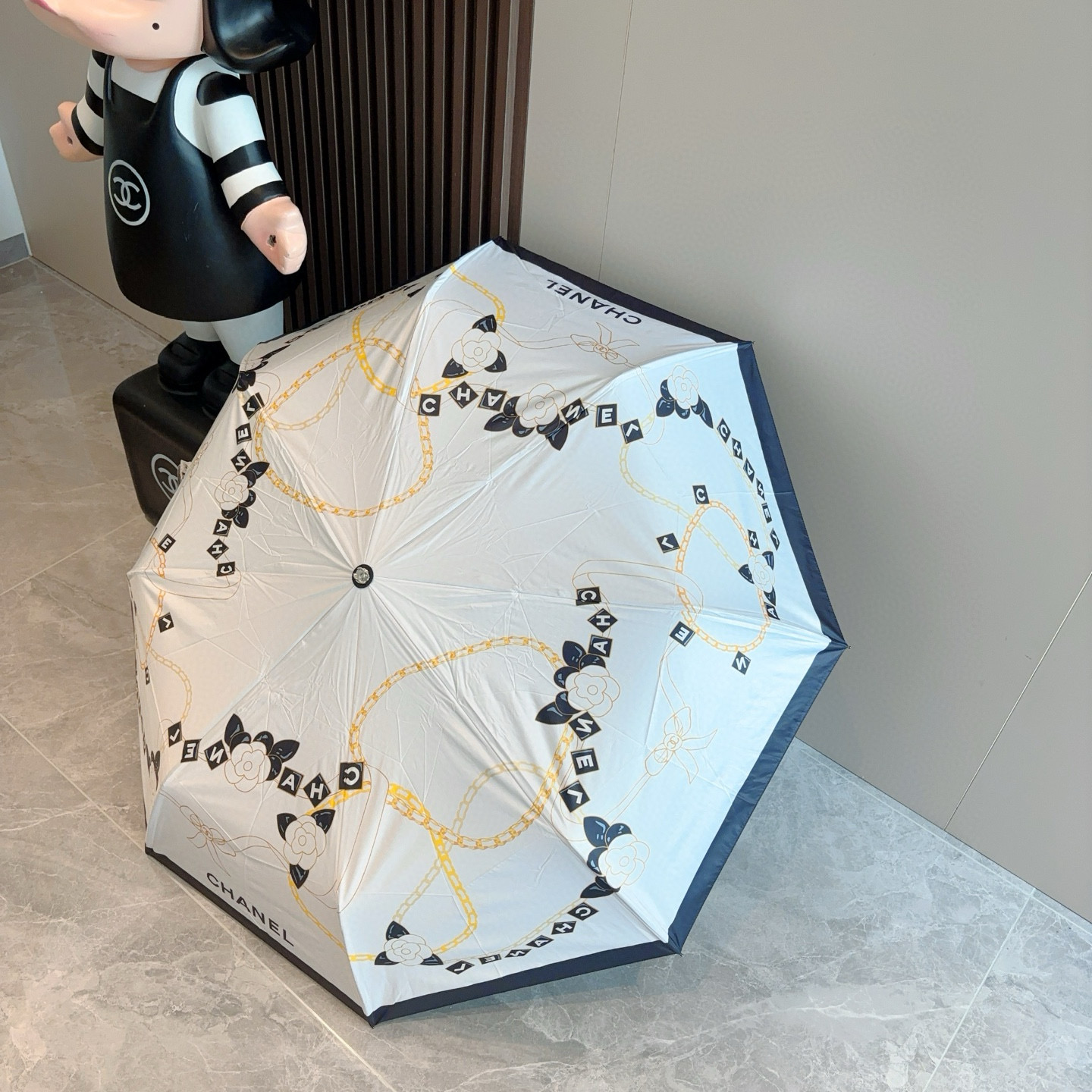  CHANEL（香奈儿）玫瑰柄 三折自动折叠晴雨伞 集合香奈儿灵魂LOGO为一体的设计风格高雅奢华 带在