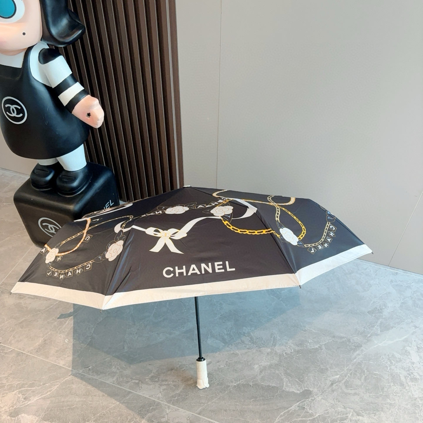  CHANEL（香奈儿）玫瑰柄 三折自动折叠晴雨伞 集合香奈儿灵魂LOGO为一体的设计风格高雅奢华 带在