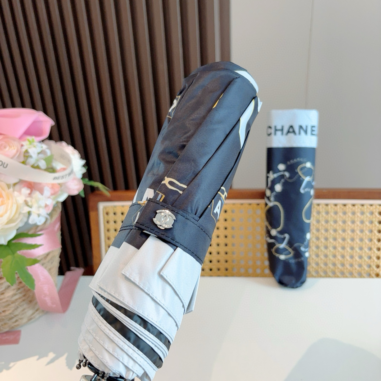 CHANEL（香奈儿）玫瑰柄 三折自动折叠晴雨伞 集合香奈儿灵魂LOGO为一体的设计风格高雅奢华 带在