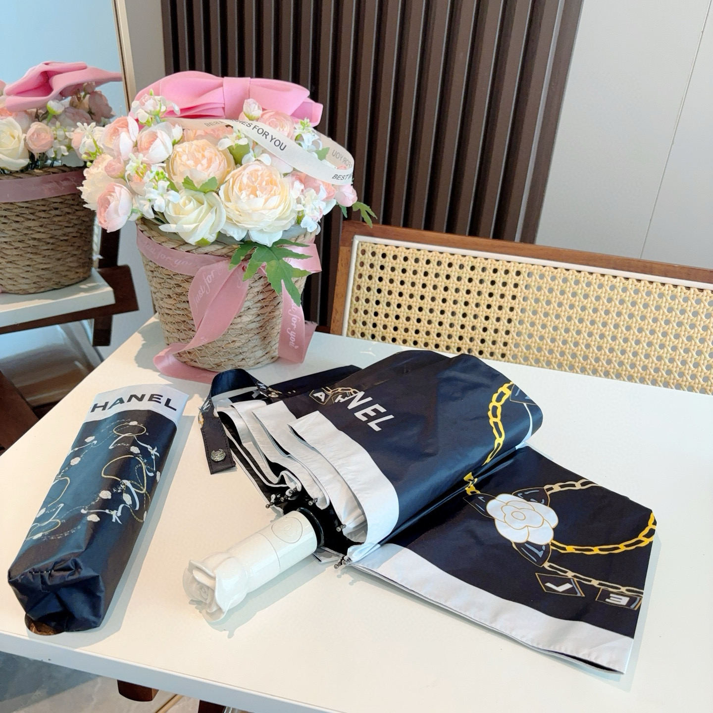  CHANEL（香奈儿）玫瑰柄 三折自动折叠晴雨伞 集合香奈儿灵魂LOGO为一体的设计风格高雅奢华 带在