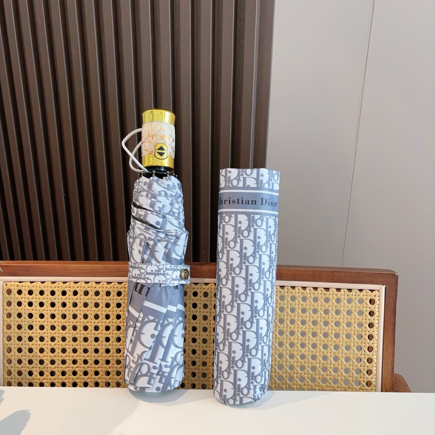  DIOR（迪奥）三折自动折叠晴雨伞  时尚原单代工品质 细节精致 看得见的品质 打破一成不变 色泽纯正