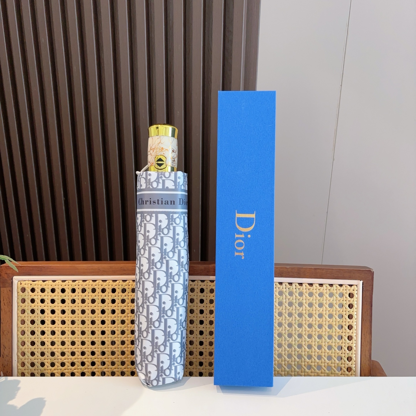  DIOR（迪奥）三折自动折叠晴雨伞  时尚原单代工品质 细节精致 看得见的品质 打破一成不变 色泽纯正