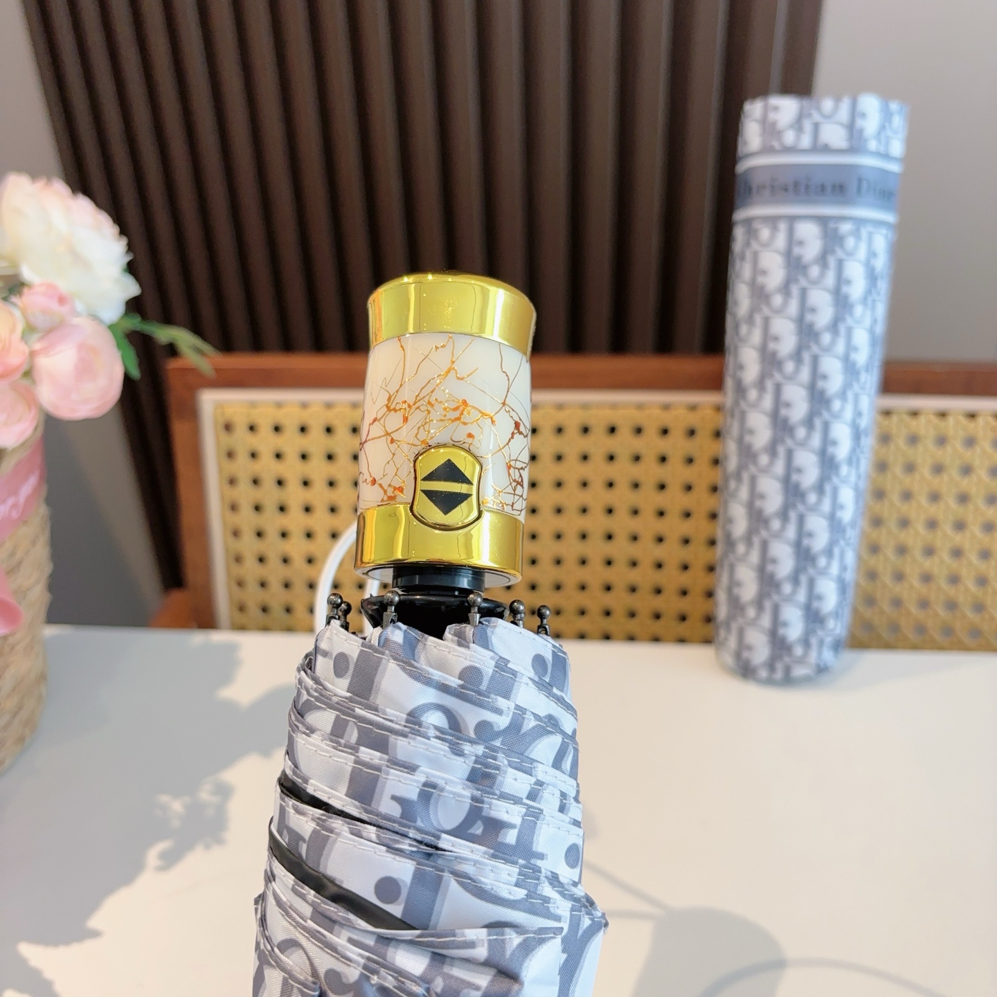  DIOR（迪奥）三折自动折叠晴雨伞  时尚原单代工品质 细节精致 看得见的品质 打破一成不变 色泽纯正