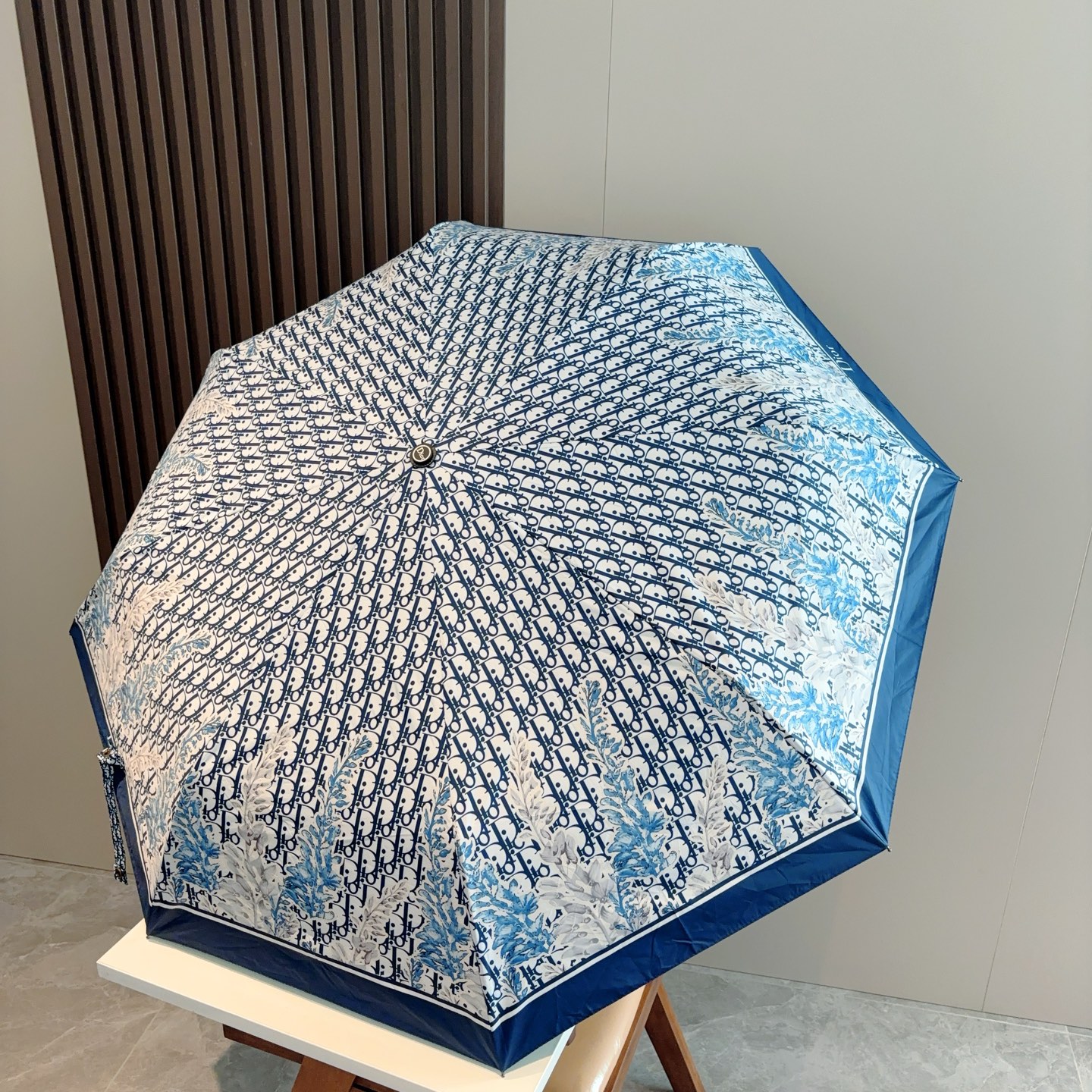  DIOR（迪奥）三折自动折叠晴雨伞  时尚原单代工品质 细节精致 看得见的品质 打破一成不变 色泽纯正