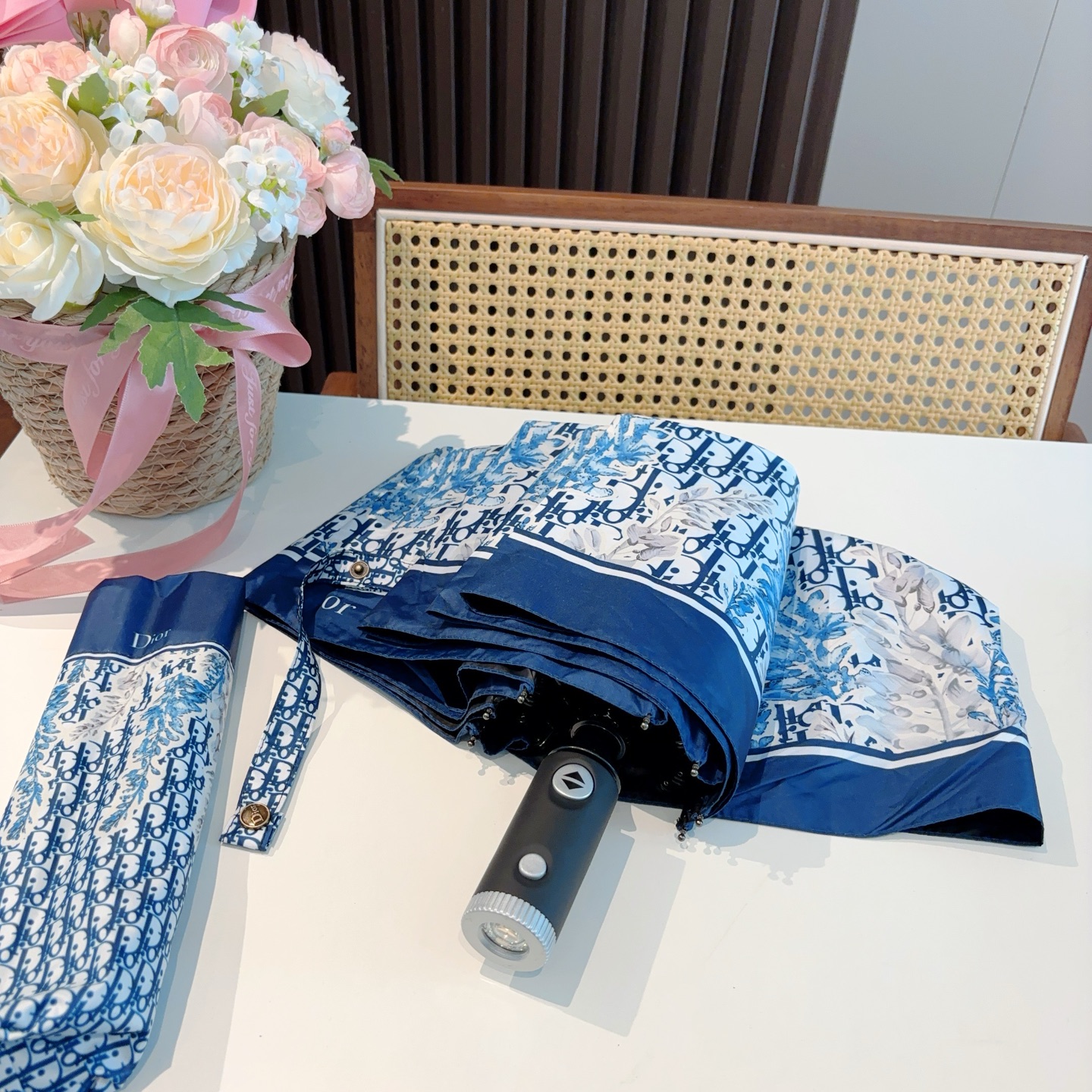  DIOR（迪奥）三折自动折叠晴雨伞  时尚原单代工品质 细节精致 看得见的品质 打破一成不变 色泽纯正