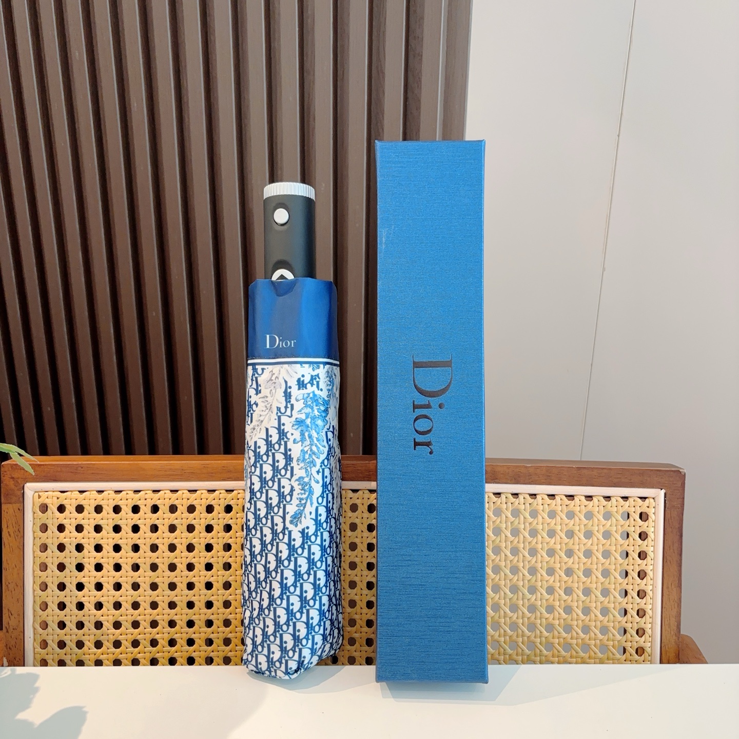  DIOR（迪奥）三折自动折叠晴雨伞  时尚原单代工品质 细节精致 看得见的品质 打破一成不变 色泽纯正