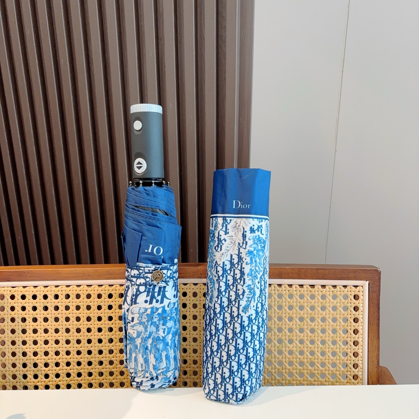  DIOR（迪奥）三折自动折叠晴雨伞  时尚原单代工品质 细节精致 看得见的品质 打破一成不变 色泽纯正