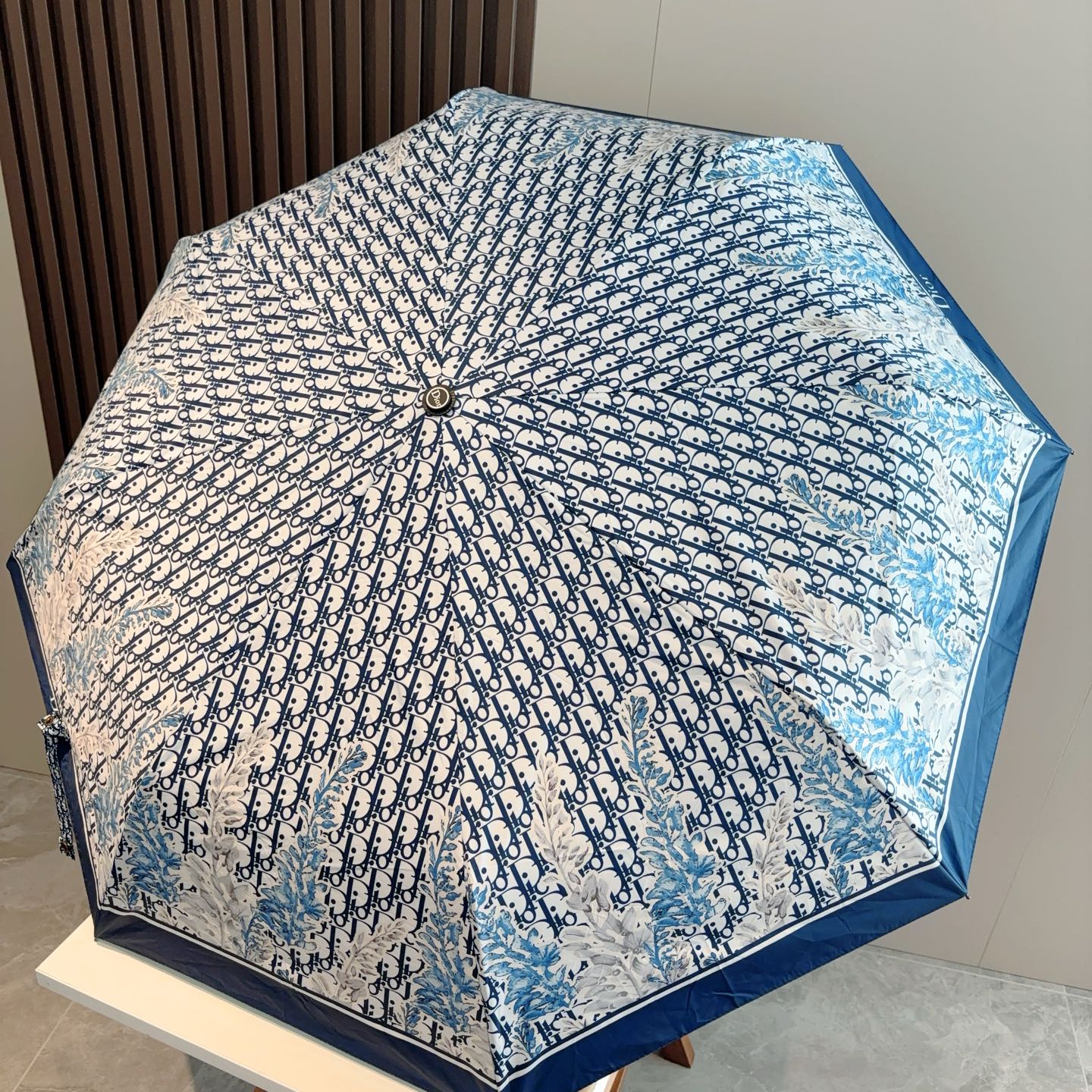  DIOR（迪奥）三折自动折叠晴雨伞  时尚原单代工品质 细节精致 看得见的品质 打破一成不变 色泽纯正