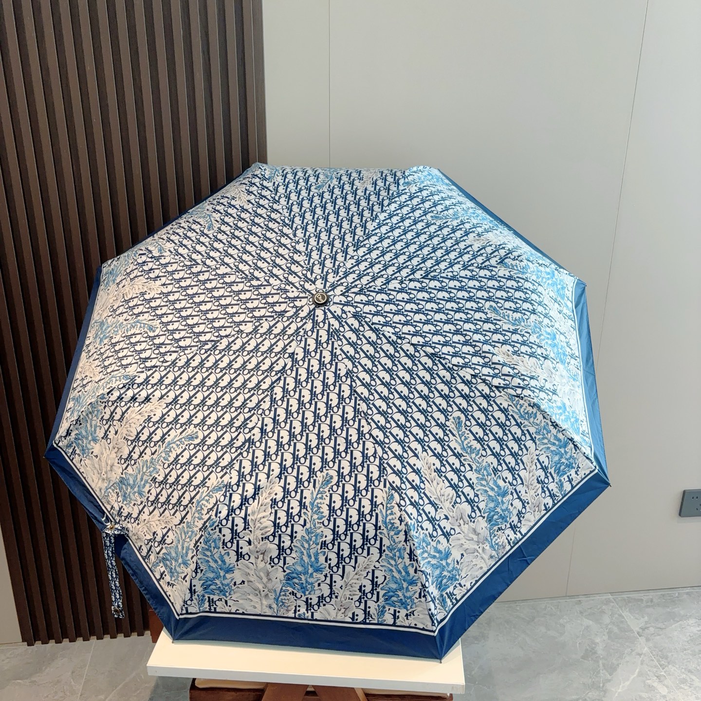  DIOR（迪奥）三折自动折叠晴雨伞  时尚原单代工品质 细节精致 看得见的品质 打破一成不变 色泽纯正