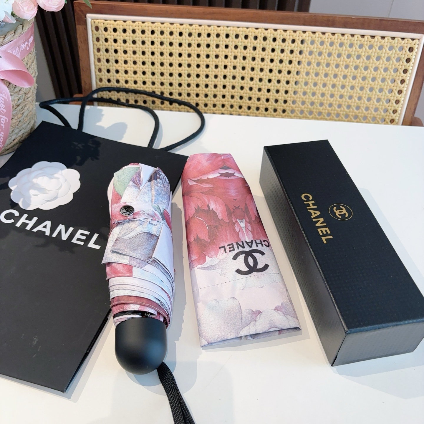  CHANEL（香奈儿）五折手开折叠晴雨伞 集合香奈儿灵魂LOGO为一体的设计风格高雅奢华 带在身上带来