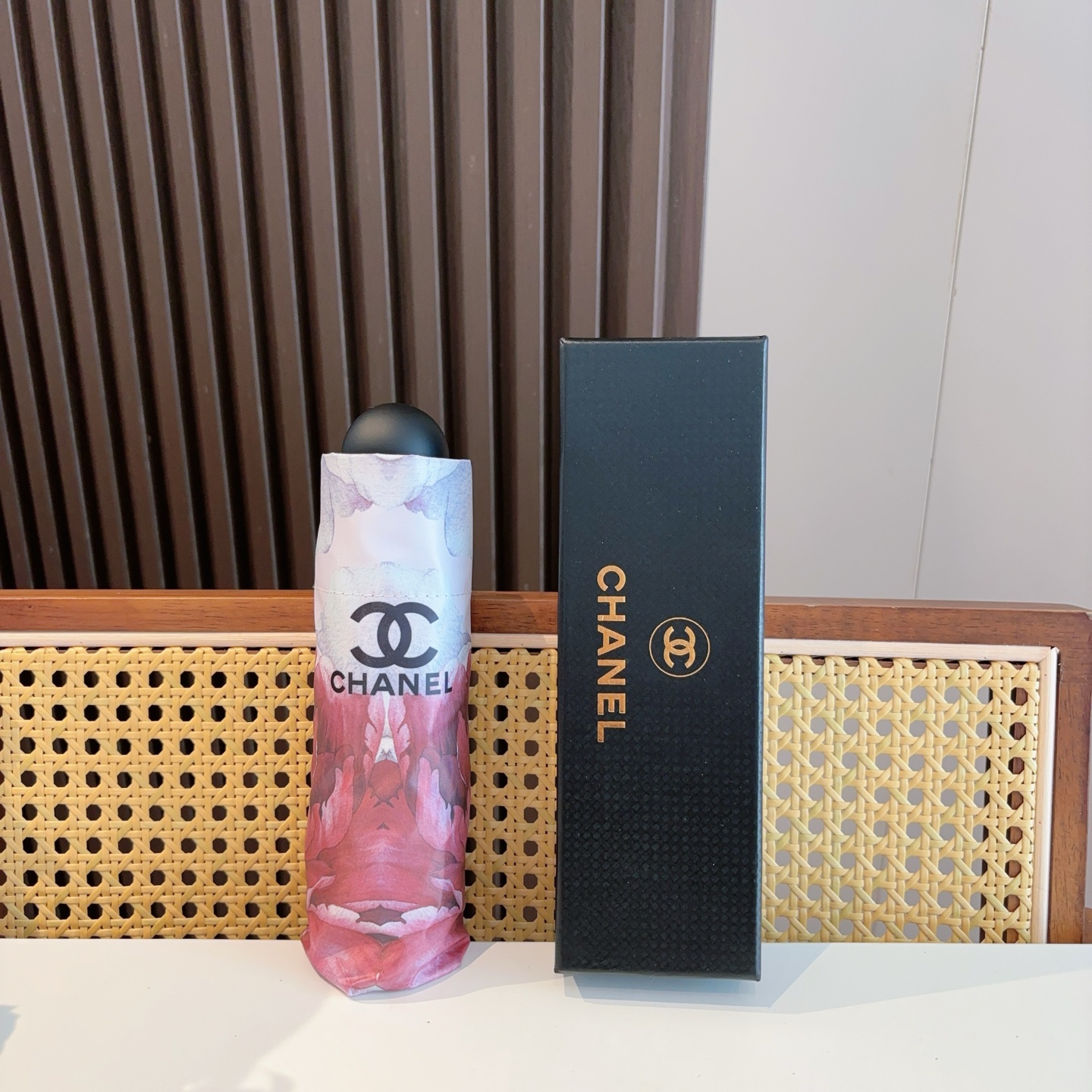  CHANEL（香奈儿）五折手开折叠晴雨伞 集合香奈儿灵魂LOGO为一体的设计风格高雅奢华 带在身上带来
