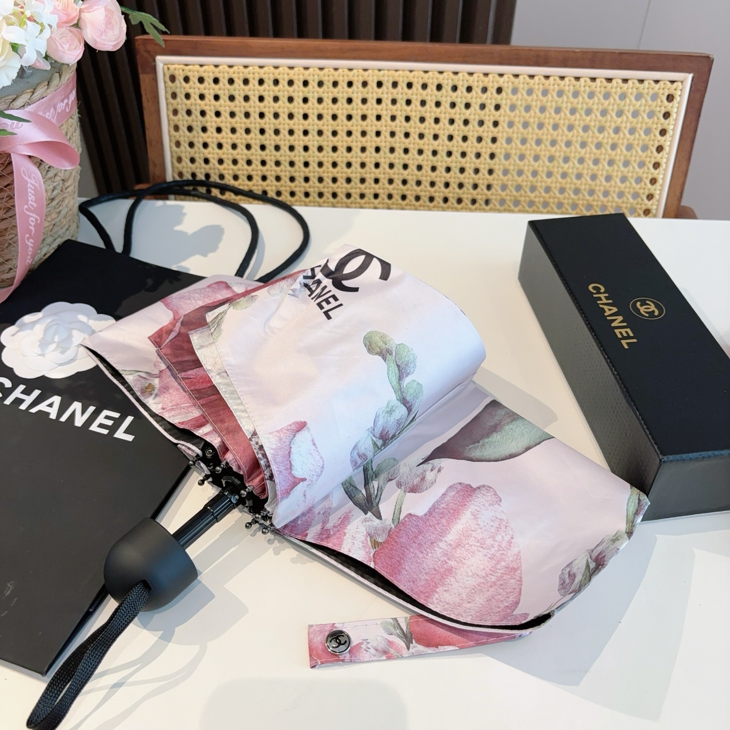  CHANEL（香奈儿）五折手开折叠晴雨伞 集合香奈儿灵魂LOGO为一体的设计风格高雅奢华 带在身上带来