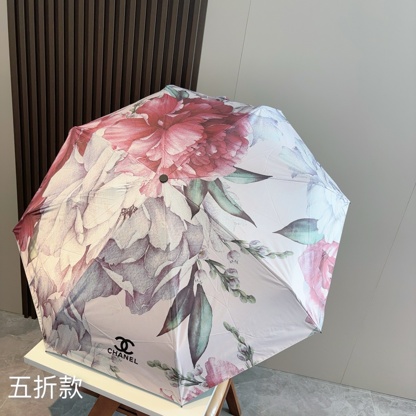  CHANEL（香奈儿）五折手开折叠晴雨伞 集合香奈儿灵魂LOGO为一体的设计风格高雅奢华 带在身上带来