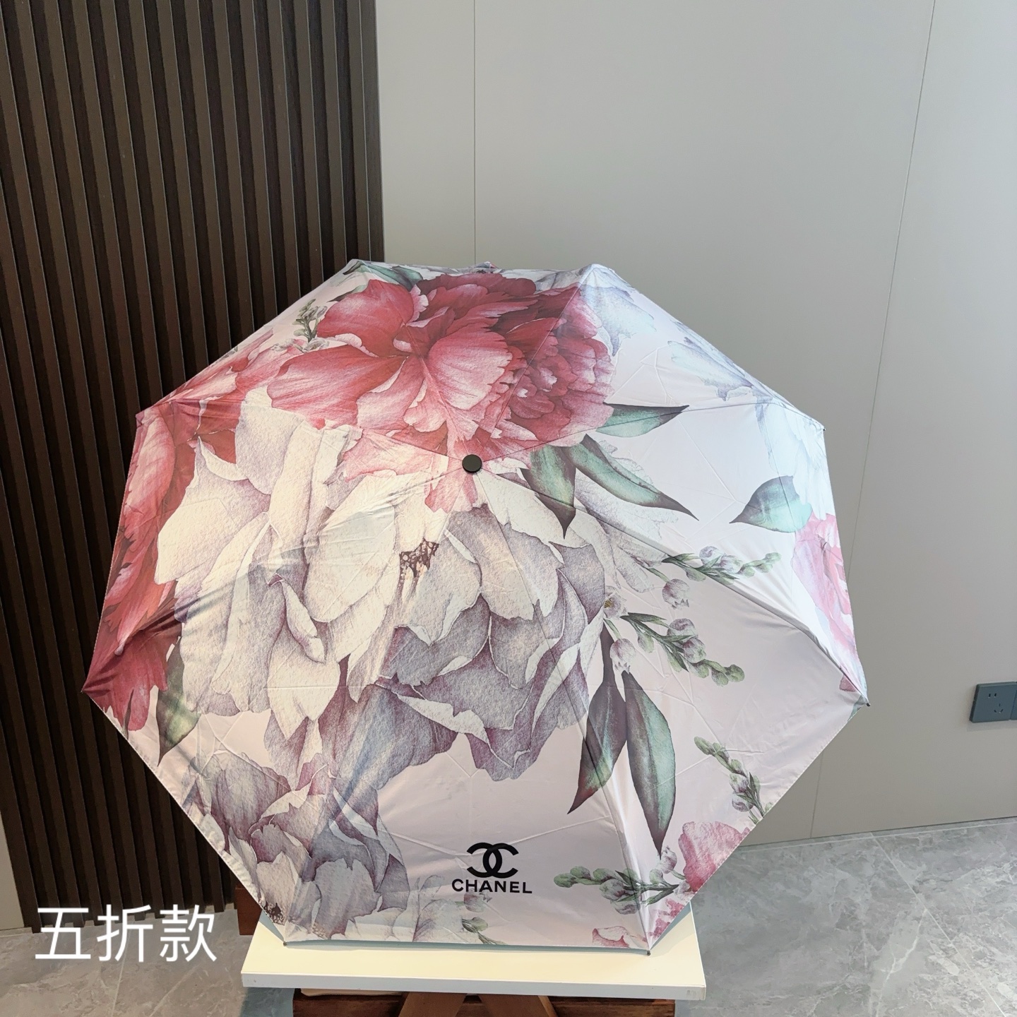  CHANEL（香奈儿）五折手开折叠晴雨伞 集合香奈儿灵魂LOGO为一体的设计风格高雅奢华 带在身上带来