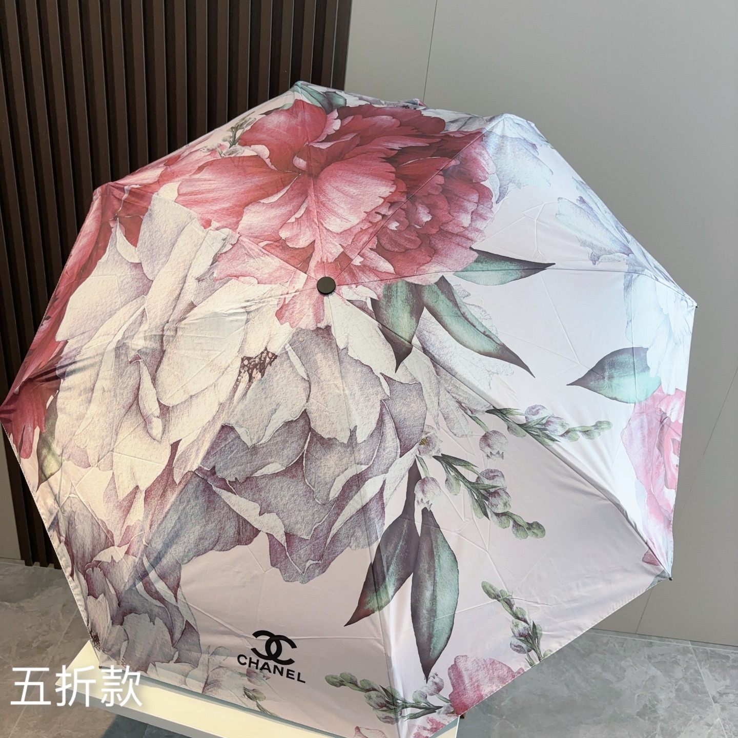  CHANEL（香奈儿）五折手开折叠晴雨伞 集合香奈儿灵魂LOGO为一体的设计风格高雅奢华 带在身上带来