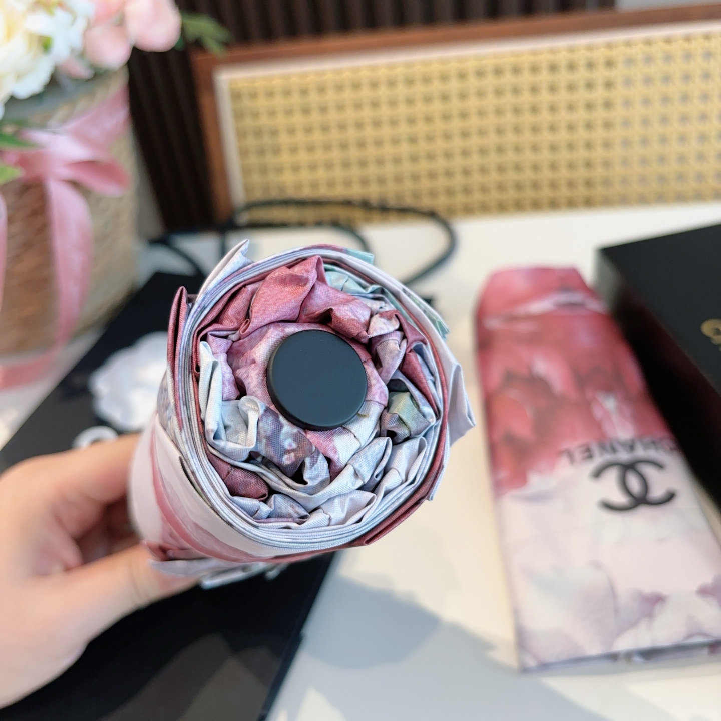  CHANEL（香奈儿）五折手开折叠晴雨伞 集合香奈儿灵魂LOGO为一体的设计风格高雅奢华 带在身上带来