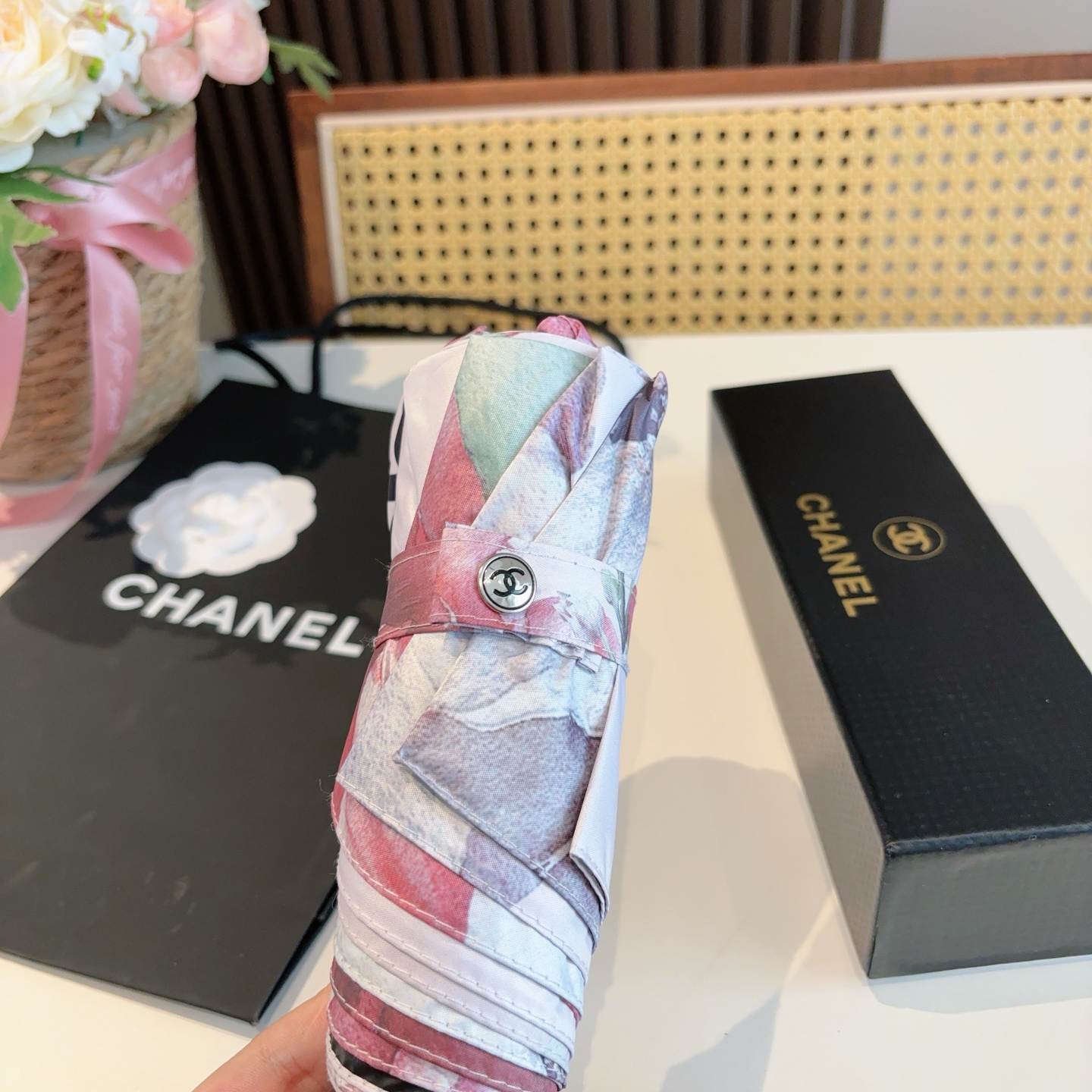  CHANEL（香奈儿）五折手开折叠晴雨伞 集合香奈儿灵魂LOGO为一体的设计风格高雅奢华 带在身上带来