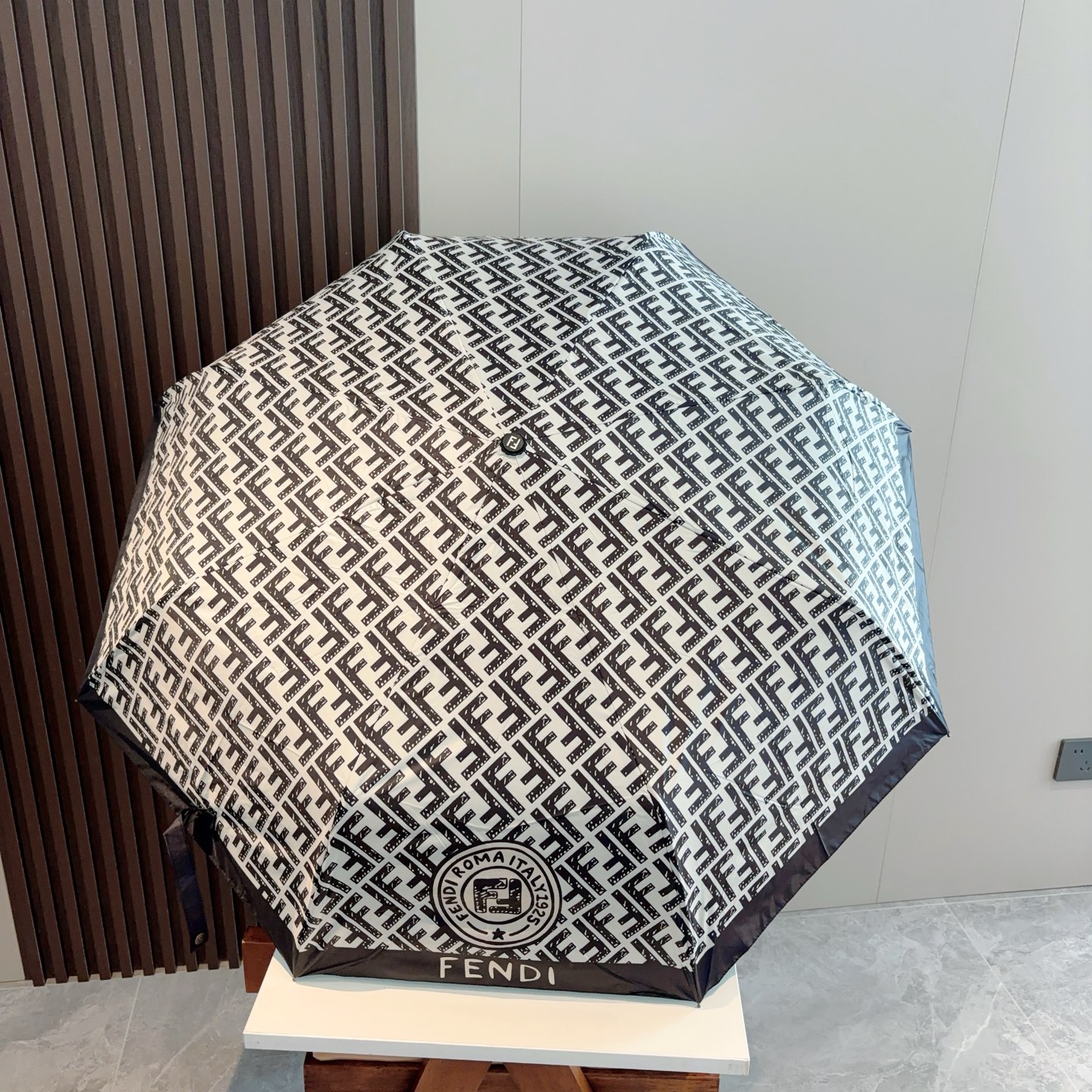  FENDI（芬迪）三折自动折叠晴雨伞 年度最新火爆单品  原单代工级品质 第一代210T碰击布防嗮拒水
