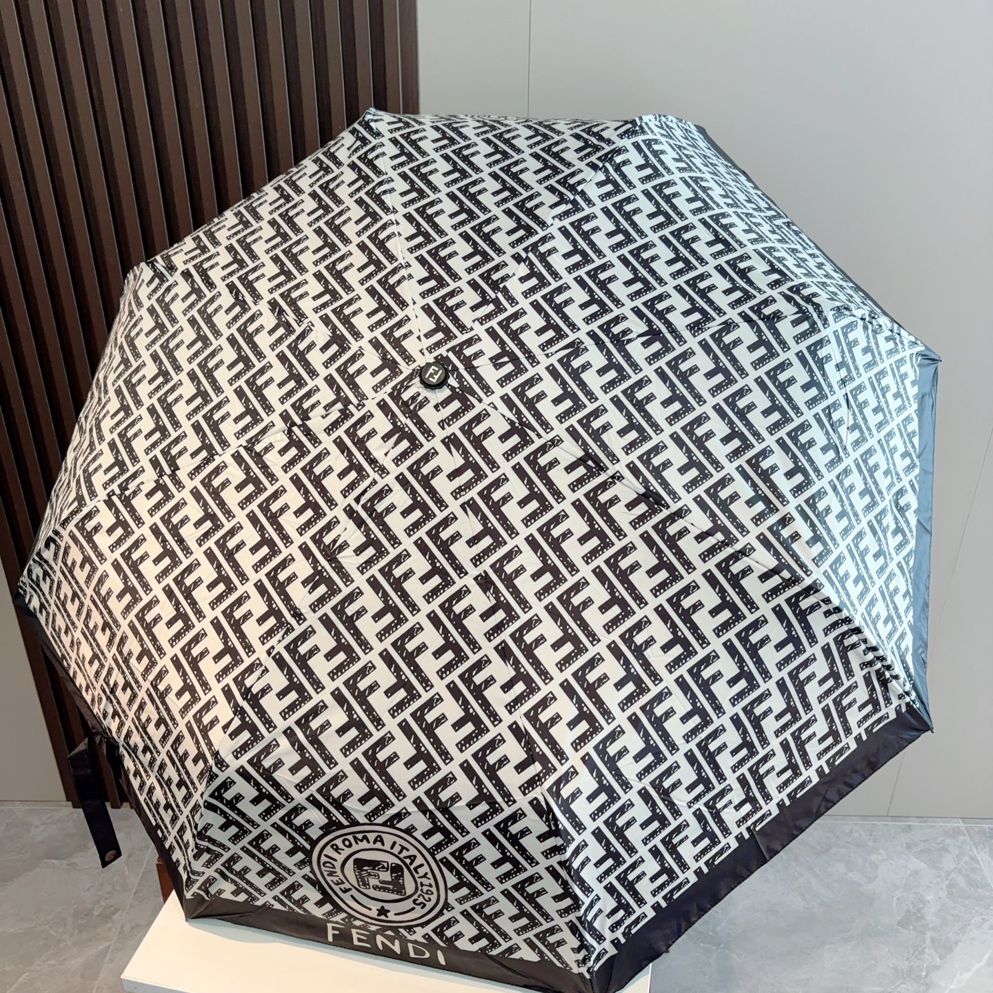  FENDI（芬迪）三折自动折叠晴雨伞 年度最新火爆单品  原单代工级品质 第一代210T碰击布防嗮拒水