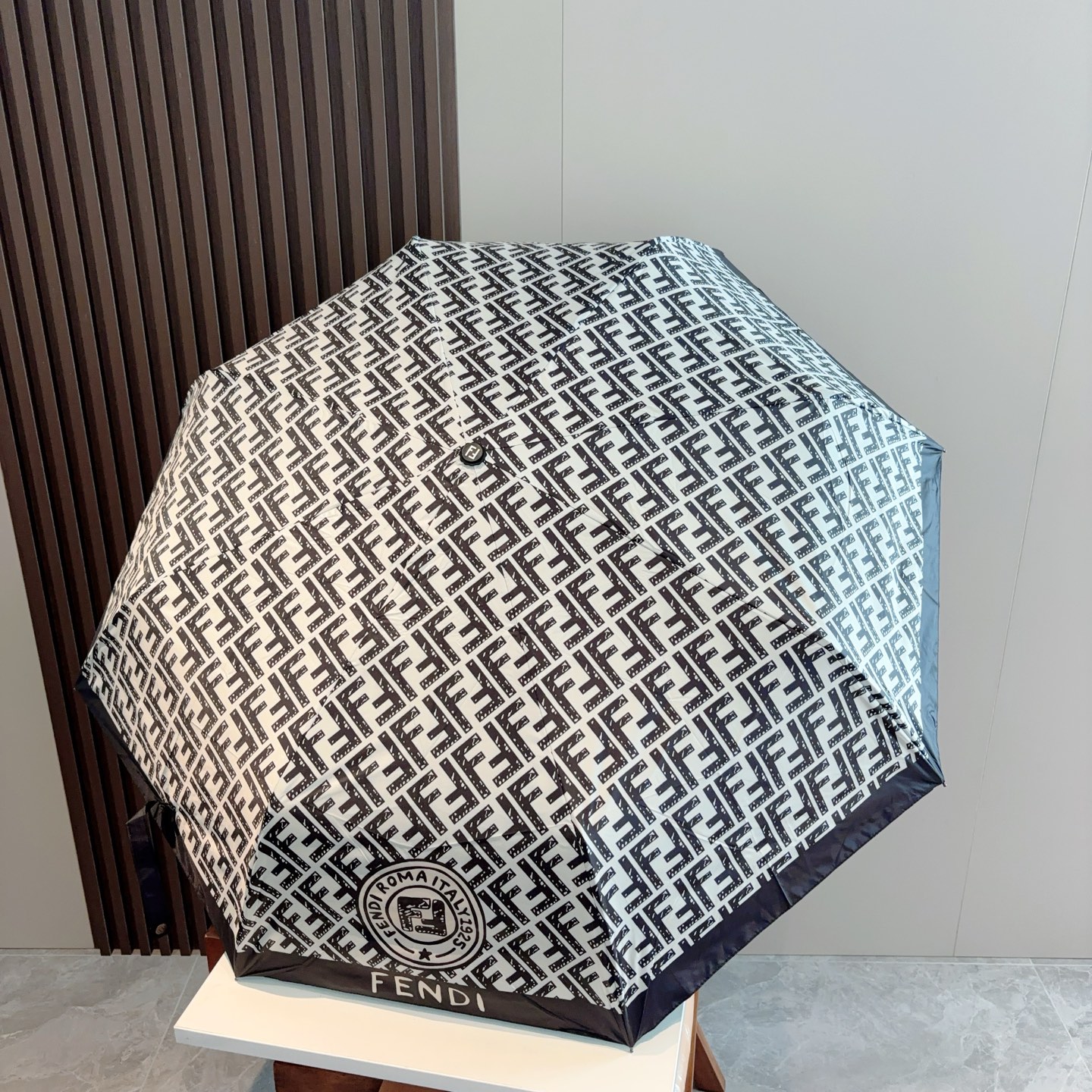  FENDI（芬迪）三折自动折叠晴雨伞 年度最新火爆单品  原单代工级品质 第一代210T碰击布防嗮拒水