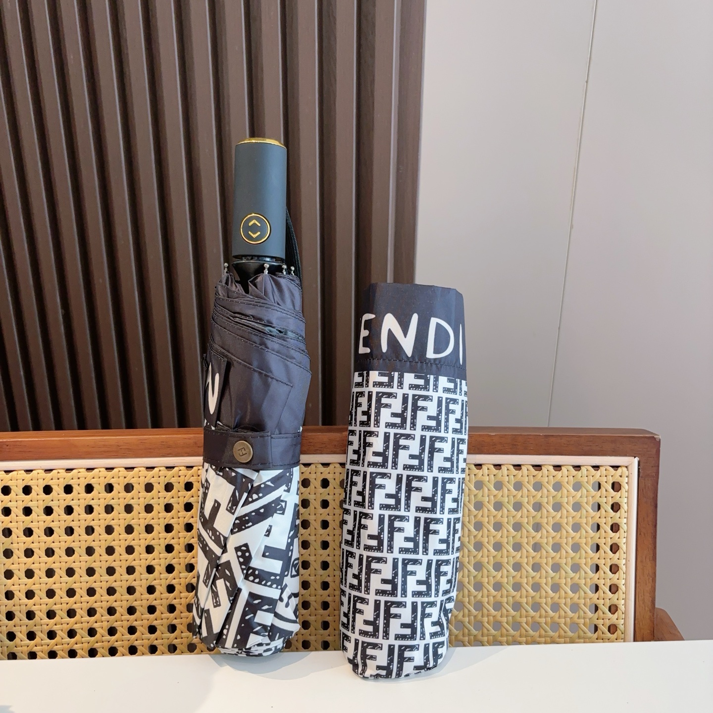  FENDI（芬迪）三折自动折叠晴雨伞 年度最新火爆单品  原单代工级品质 第一代210T碰击布防嗮拒水