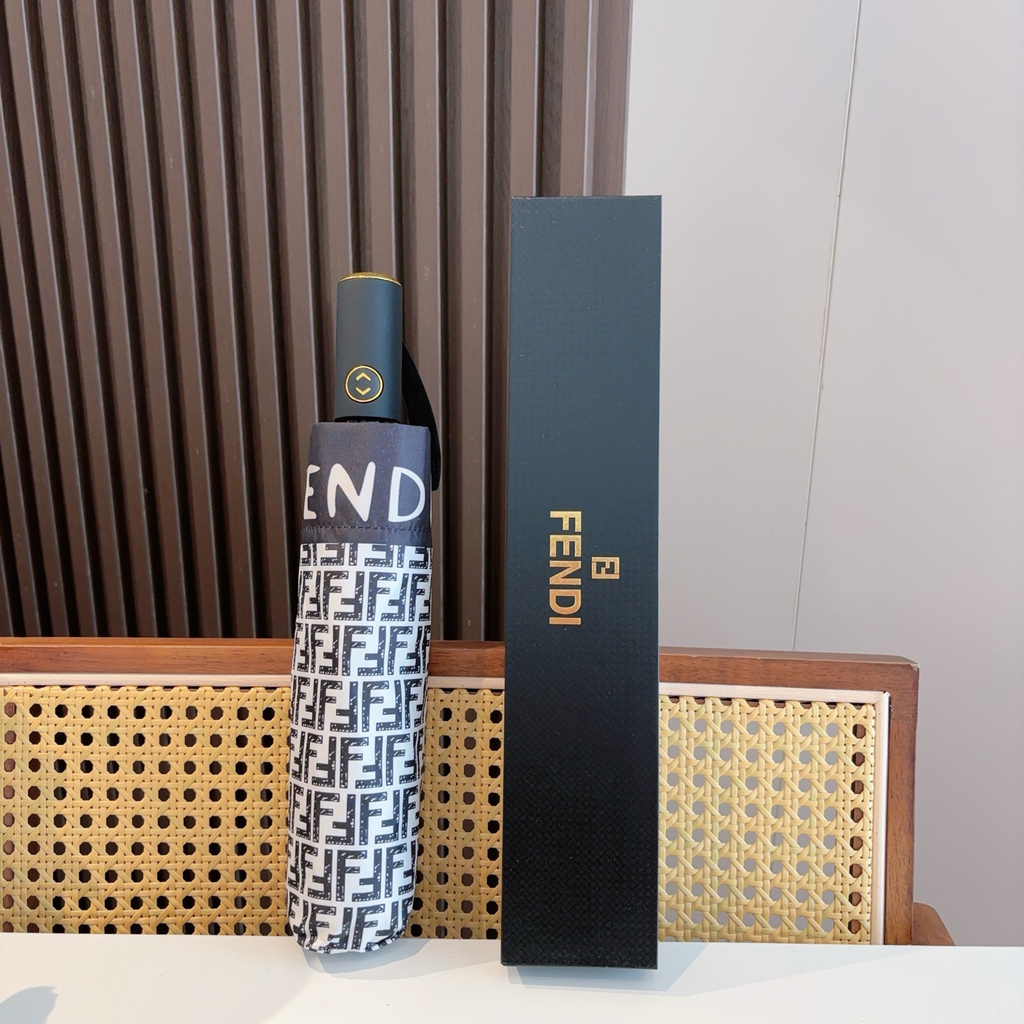  FENDI（芬迪）三折自动折叠晴雨伞 年度最新火爆单品  原单代工级品质 第一代210T碰击布防嗮拒水