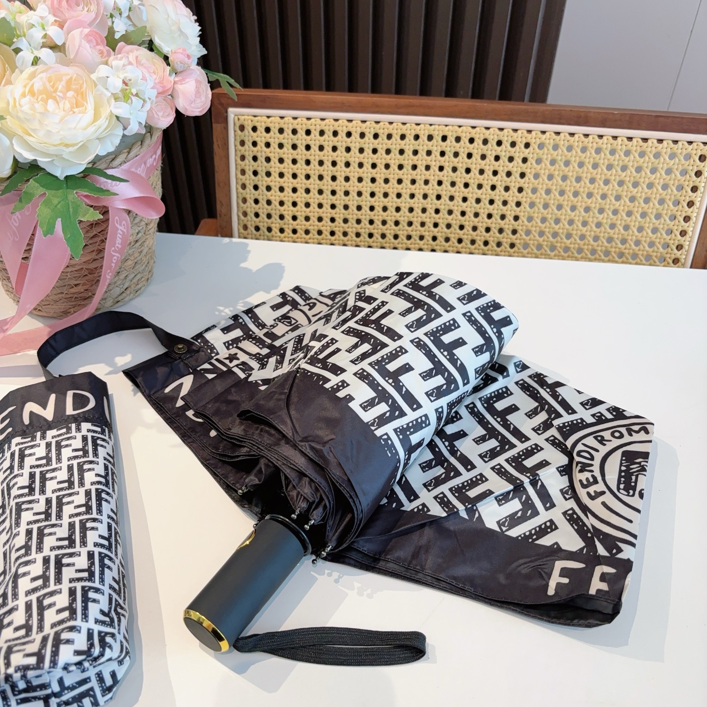  FENDI（芬迪）三折自动折叠晴雨伞 年度最新火爆单品  原单代工级品质 第一代210T碰击布防嗮拒水