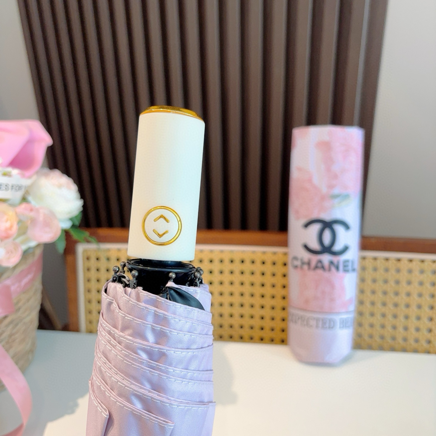  CHANEL（香奈儿）三折自动折叠晴雨伞 集合香奈儿灵魂LOGO为一体的设计风格高雅奢华 带在身上带来