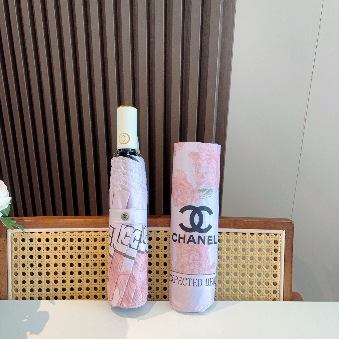  CHANEL（香奈儿）三折自动折叠晴雨伞 集合香奈儿灵魂LOGO为一体的设计风格高雅奢华 带在身上带来