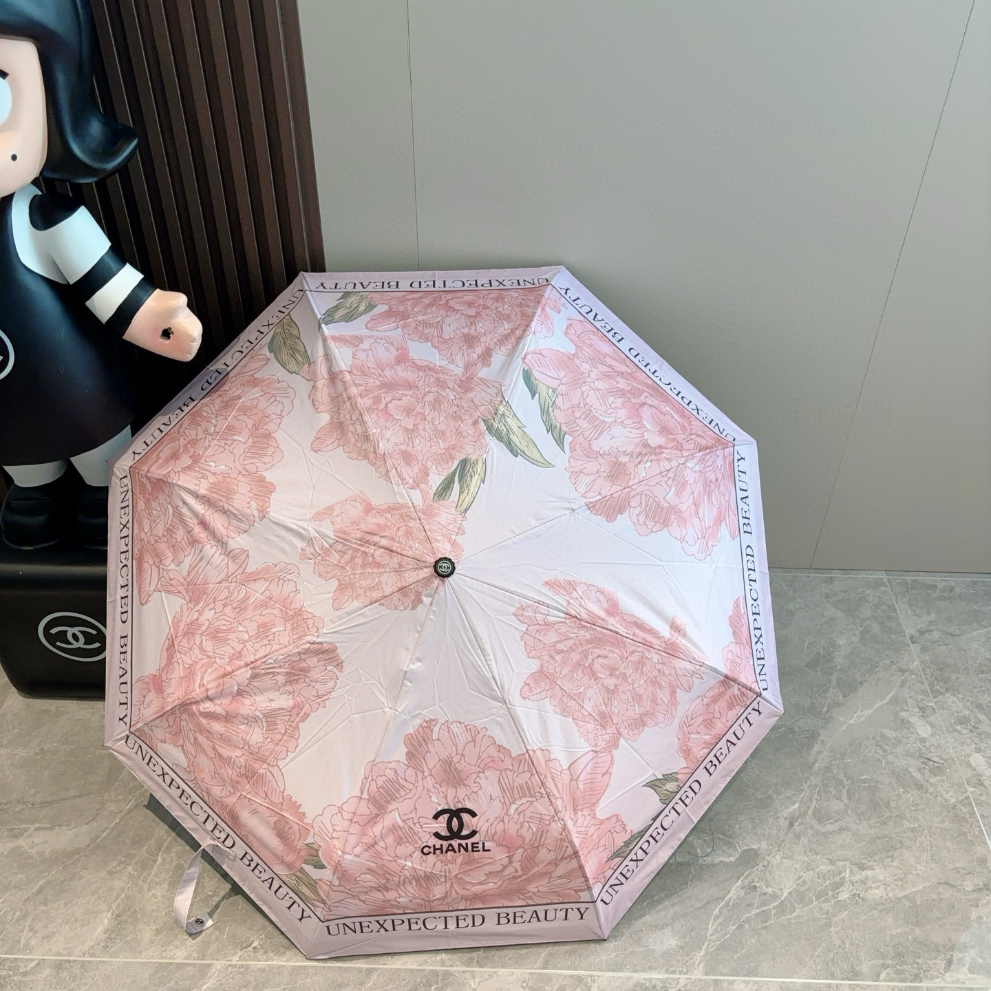  CHANEL（香奈儿）三折自动折叠晴雨伞 集合香奈儿灵魂LOGO为一体的设计风格高雅奢华 带在身上带来
