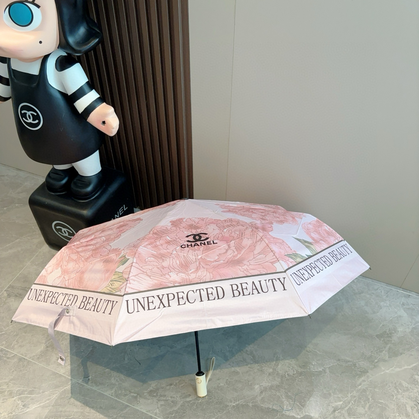  CHANEL（香奈儿）三折自动折叠晴雨伞 集合香奈儿灵魂LOGO为一体的设计风格高雅奢华 带在身上带来