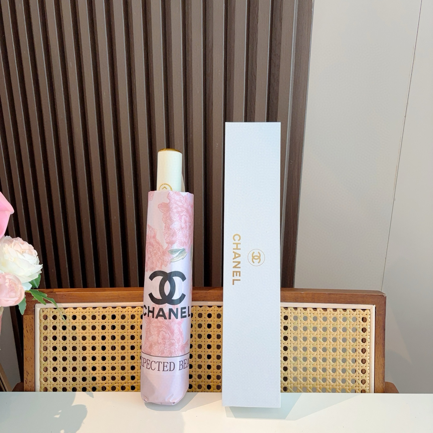  CHANEL（香奈儿）三折自动折叠晴雨伞 集合香奈儿灵魂LOGO为一体的设计风格高雅奢华 带在身上带来